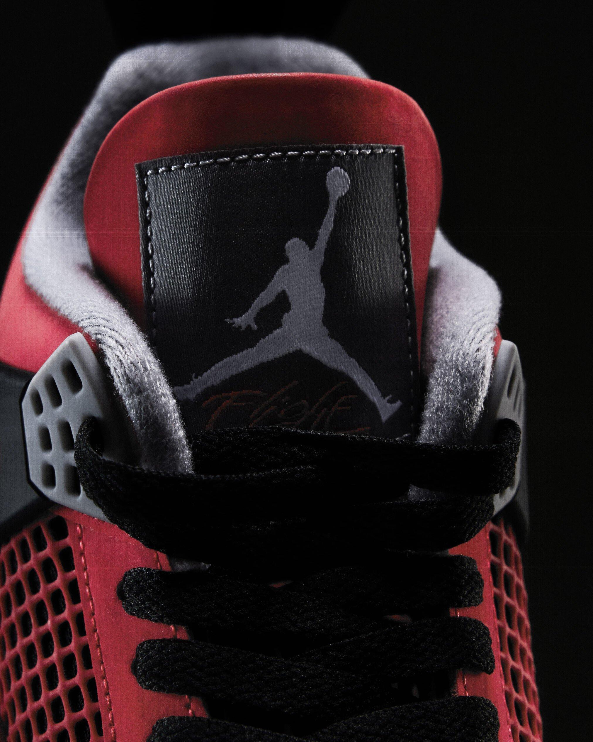 Air Jordan 4 Toro Bravo rouge portée en extérieur