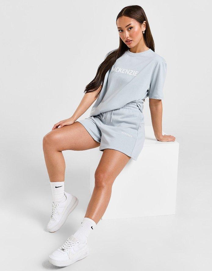 Modelo vistiendo conjunto McKenzie