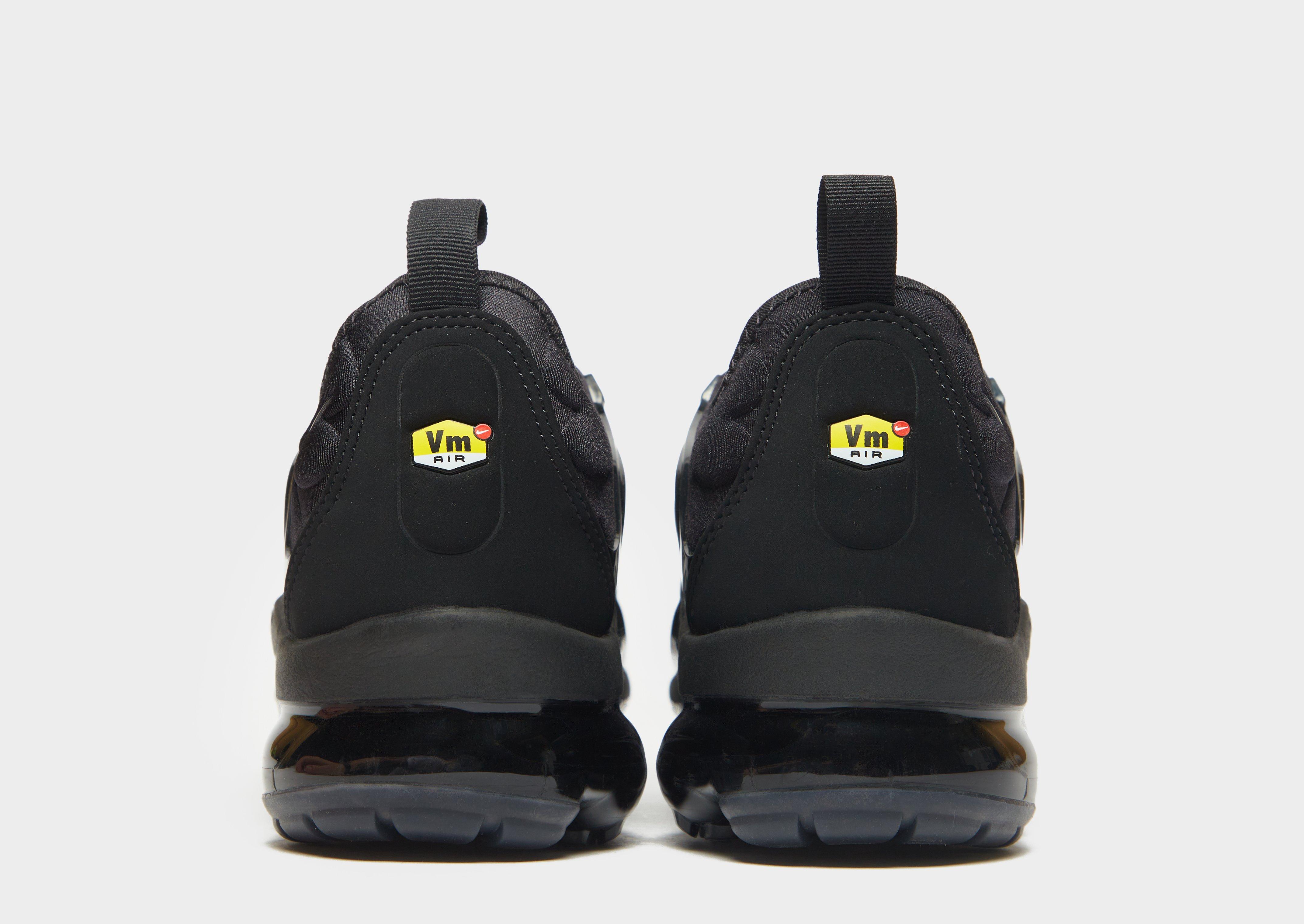 vapormax plus negras y doradas