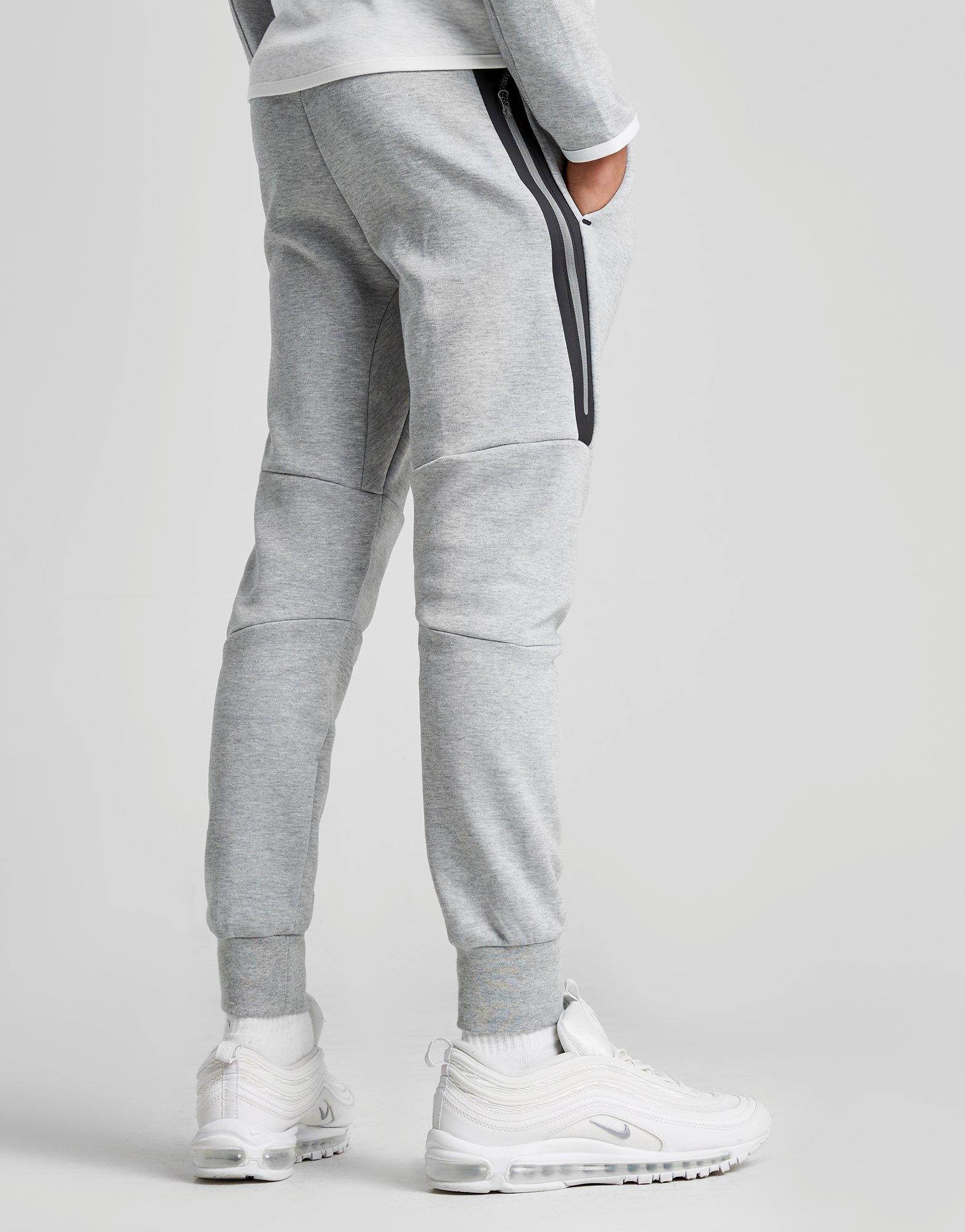Compra Nike pantalón de chándal Tech Fleece júnior en Gris