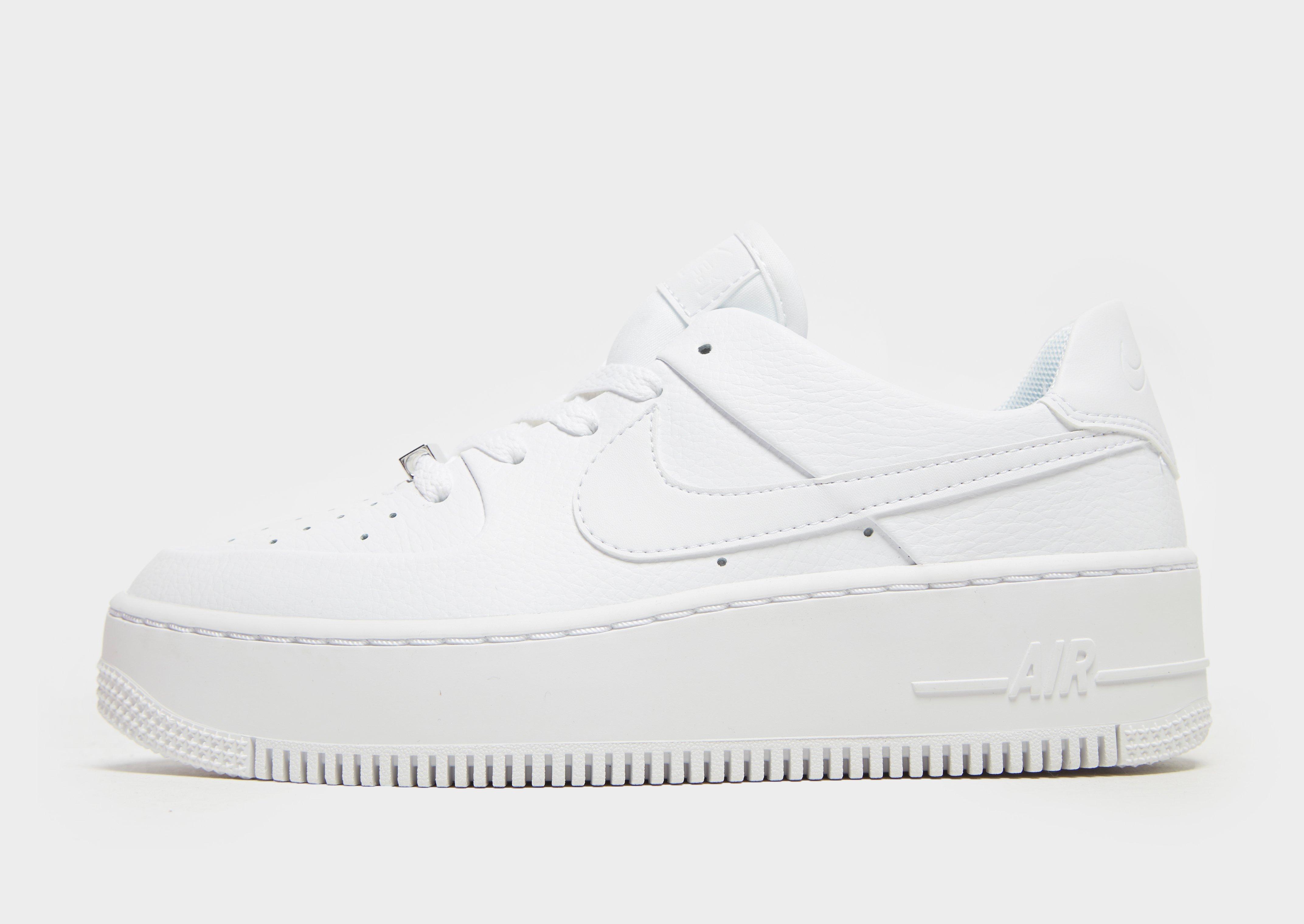 Compra Nike Air Force 1 Sage Low en Blanco