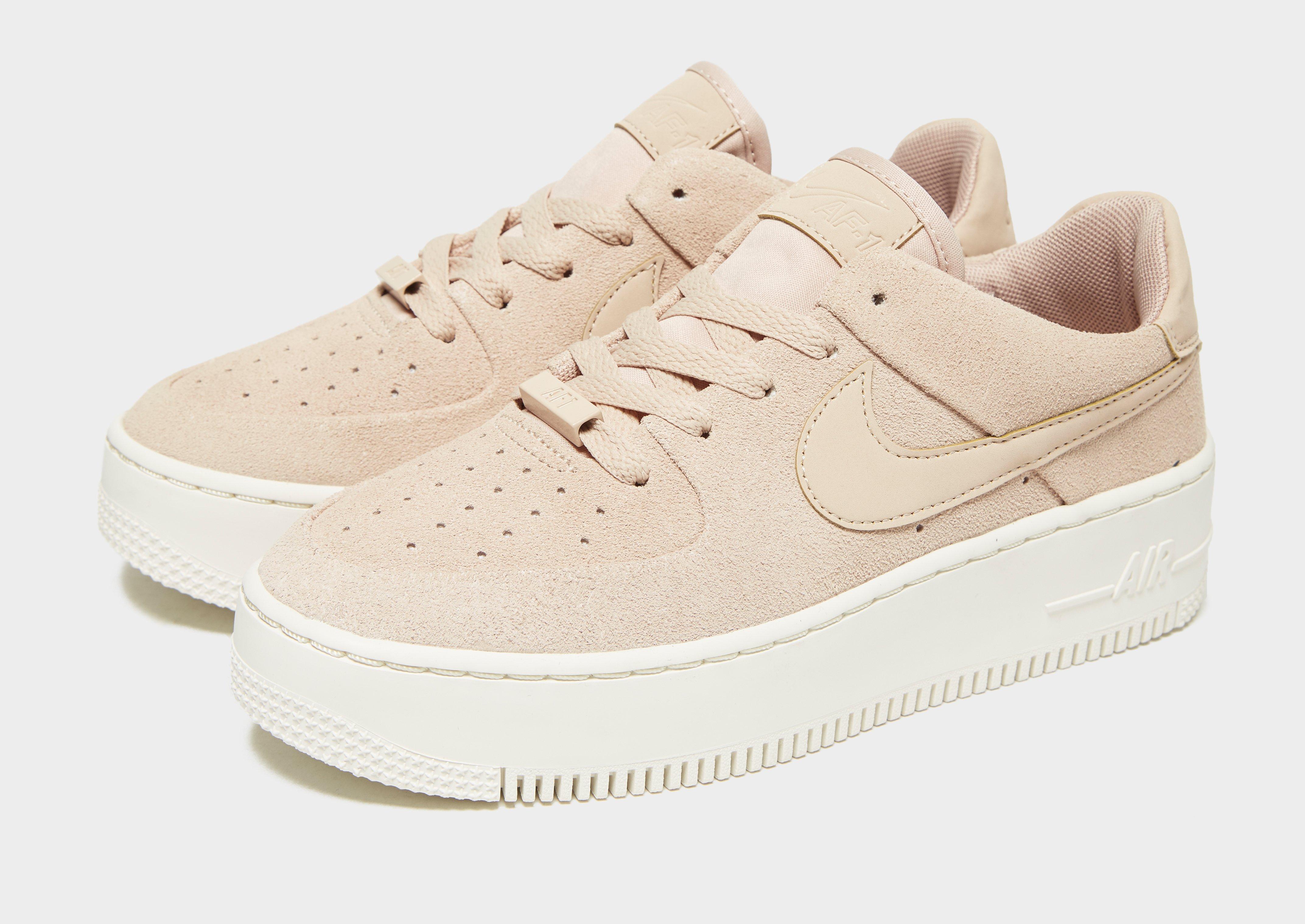 Compra Nike Air Force 1 Sage Low para mujer en Marrón