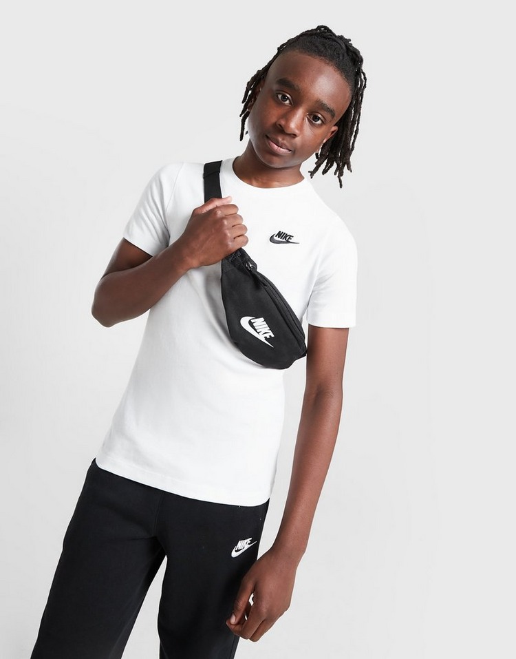 Acquista Nike Small Logo TShirt Junior in Bianco JD Sports