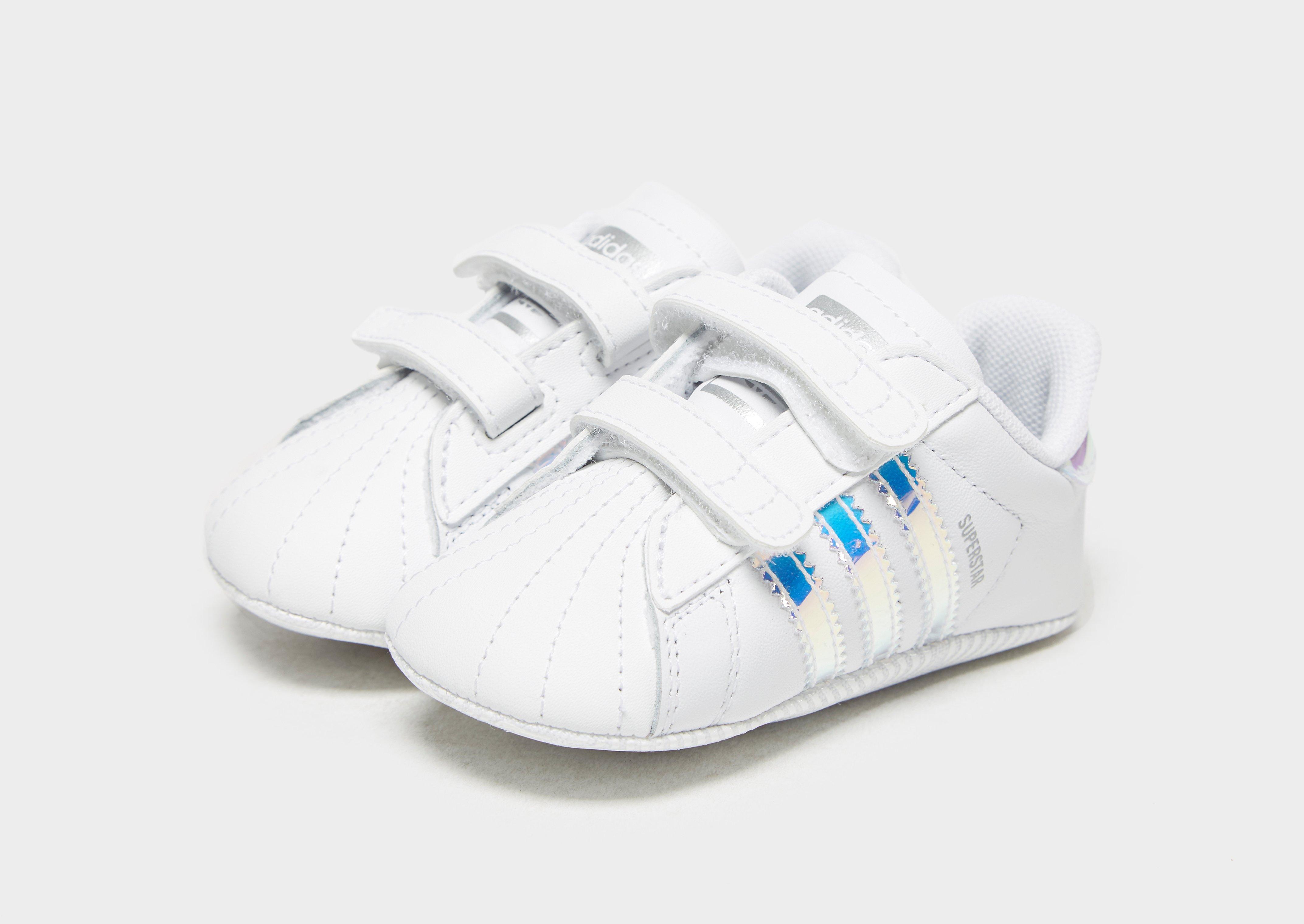 Compra adidas Originals Superstar Crib para bebé en Blanco