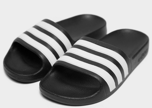 Shoppa adidas Originals Adilette Slides Barn i en Svart färg Shoppa adidas Originals Adilette Slides Barn i en Svart färg