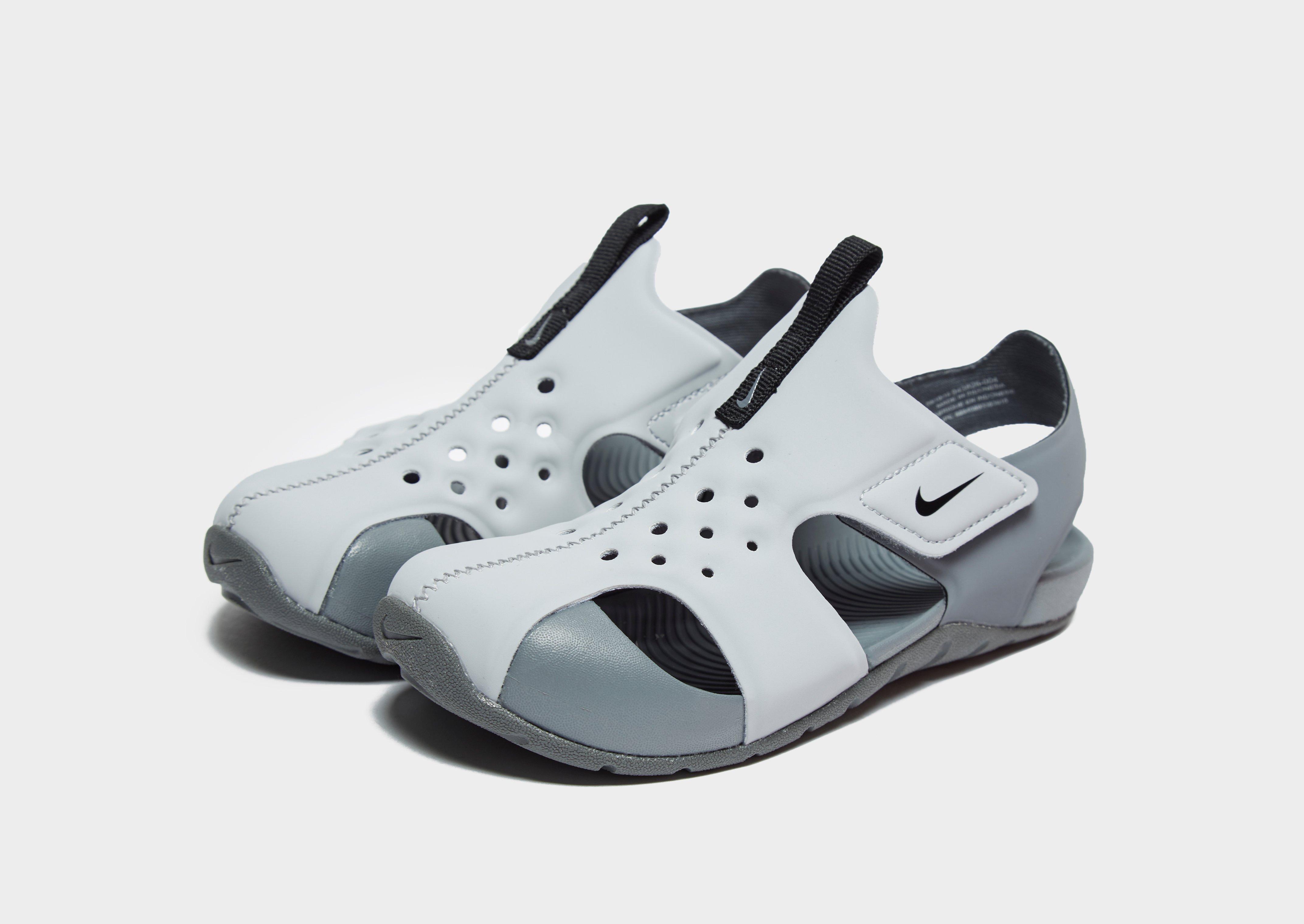 Compra Nike Sunray Protect 2 para bebé en Gris