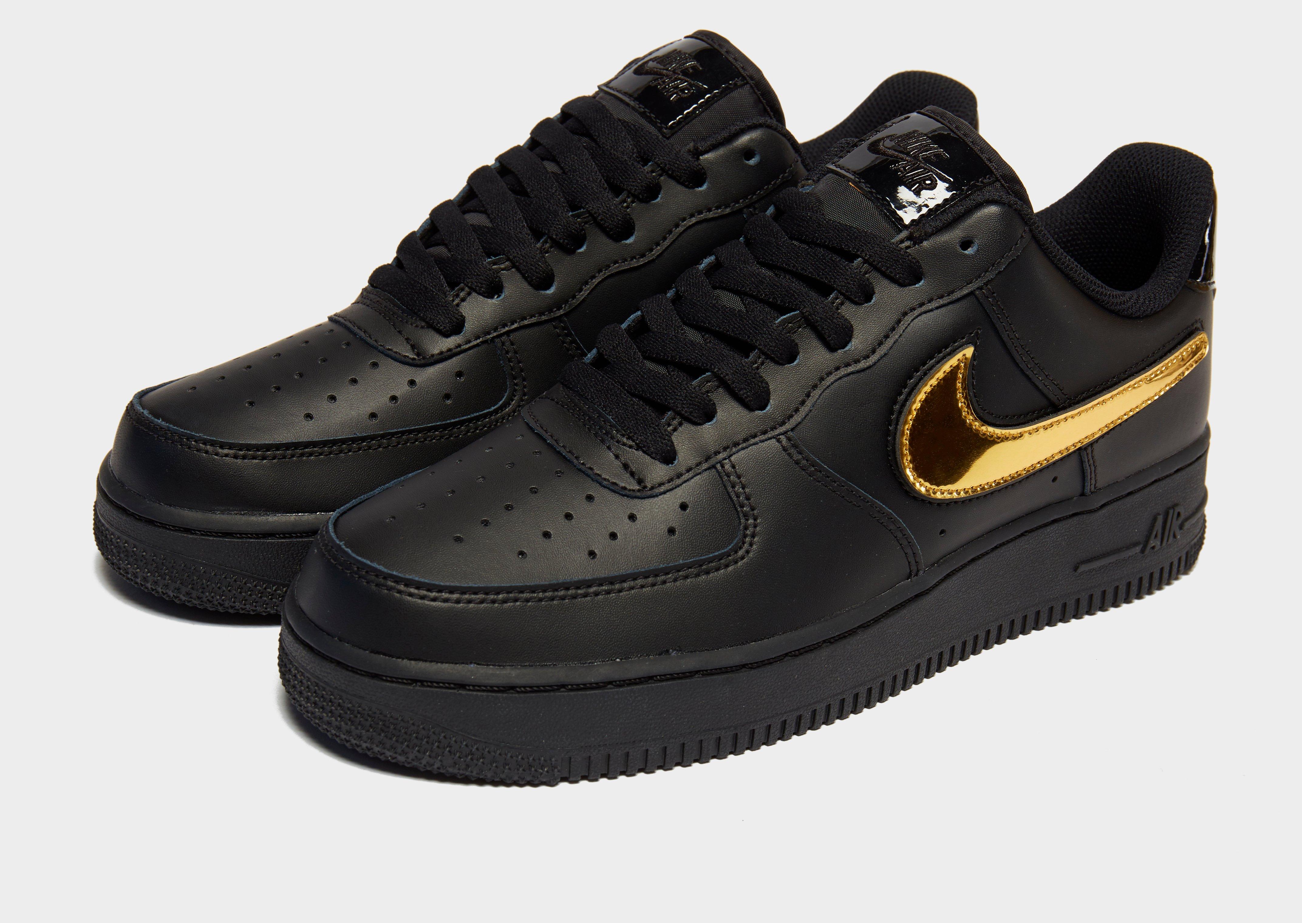 nike air force negras y doradas