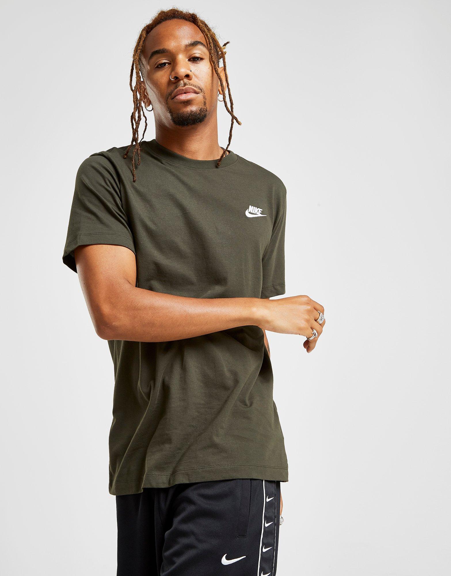 Acquista Nike Club T-Shirt in Verde