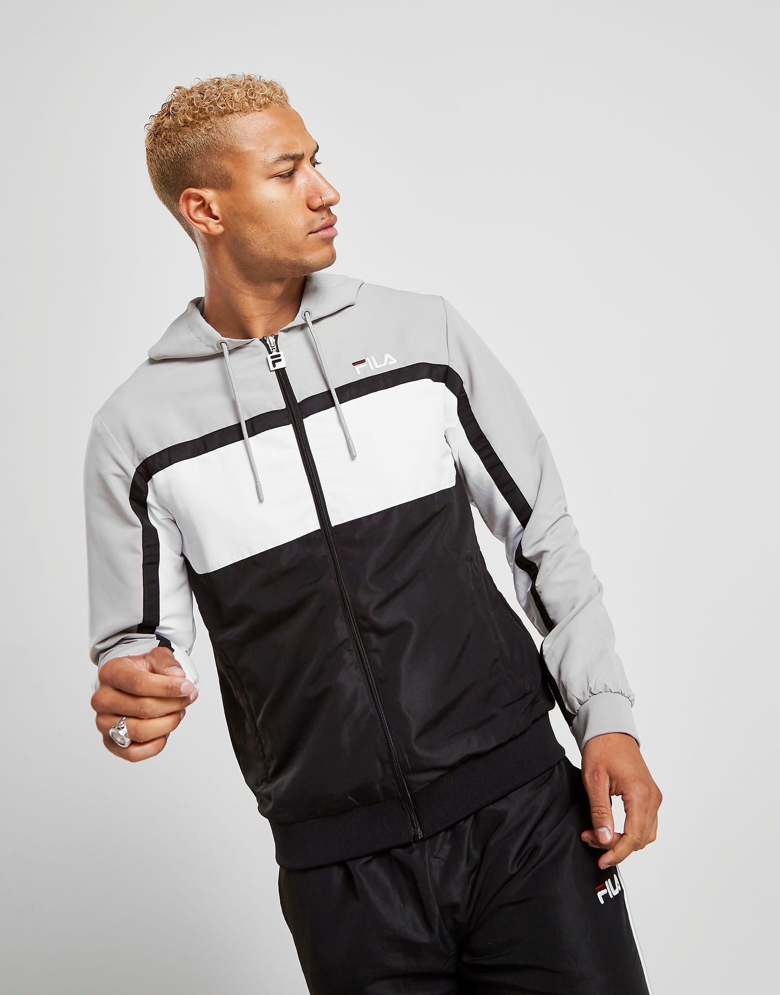 tuta fila grigia e bianca