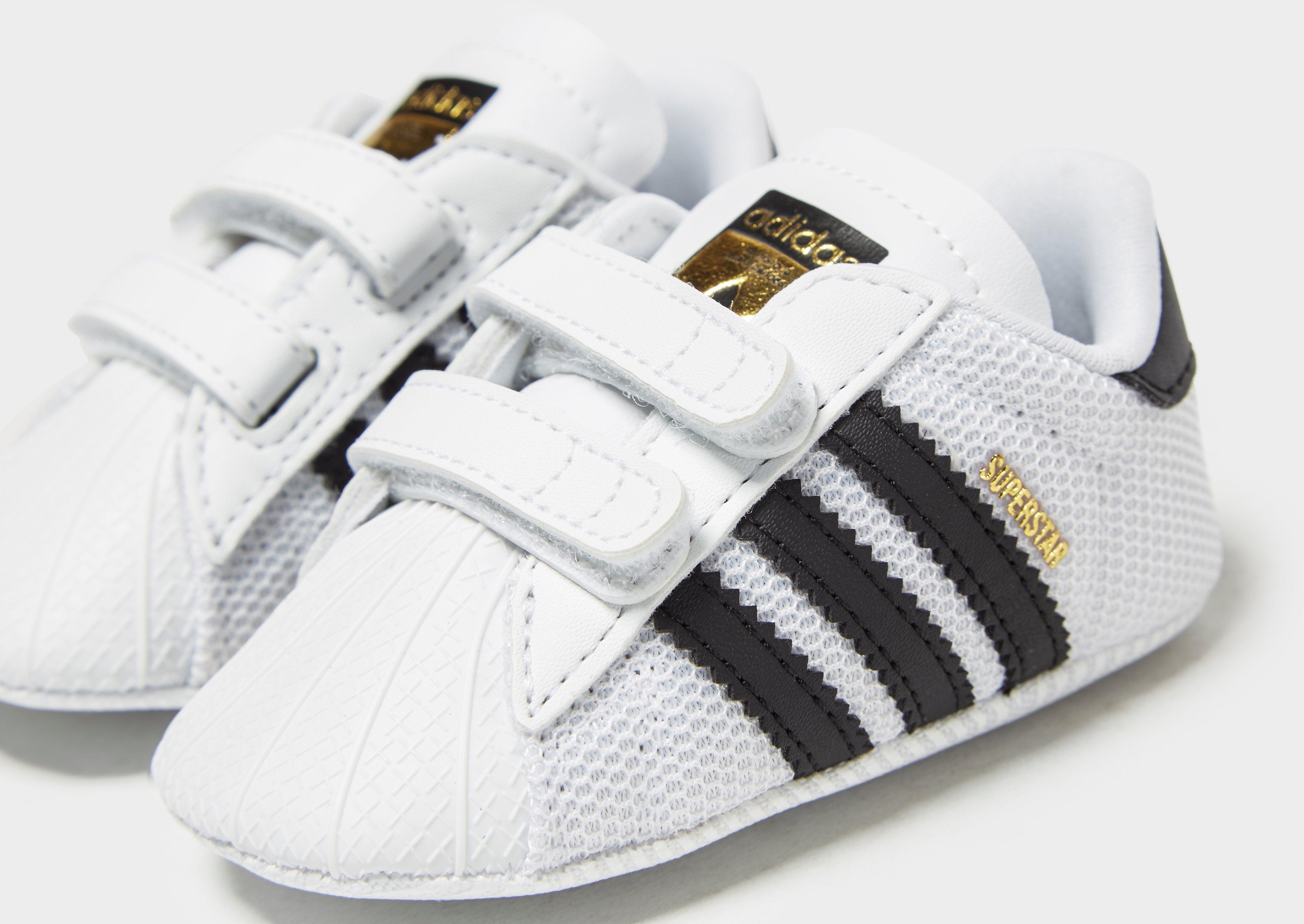 Compra adidas Originals Superstar Crib para bebé en Blanco
