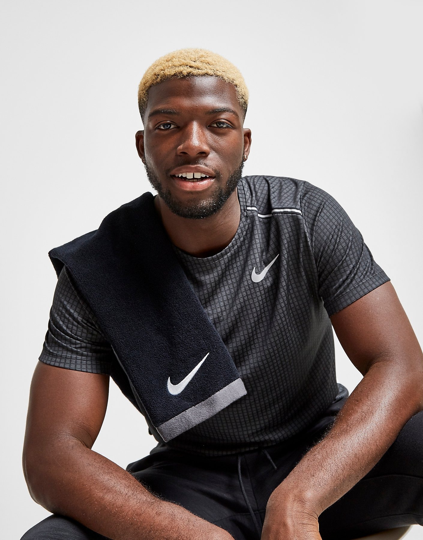satisfacción Interpretación pureza Nike toalla Medium Fundamental en Negro | JD Sports España
