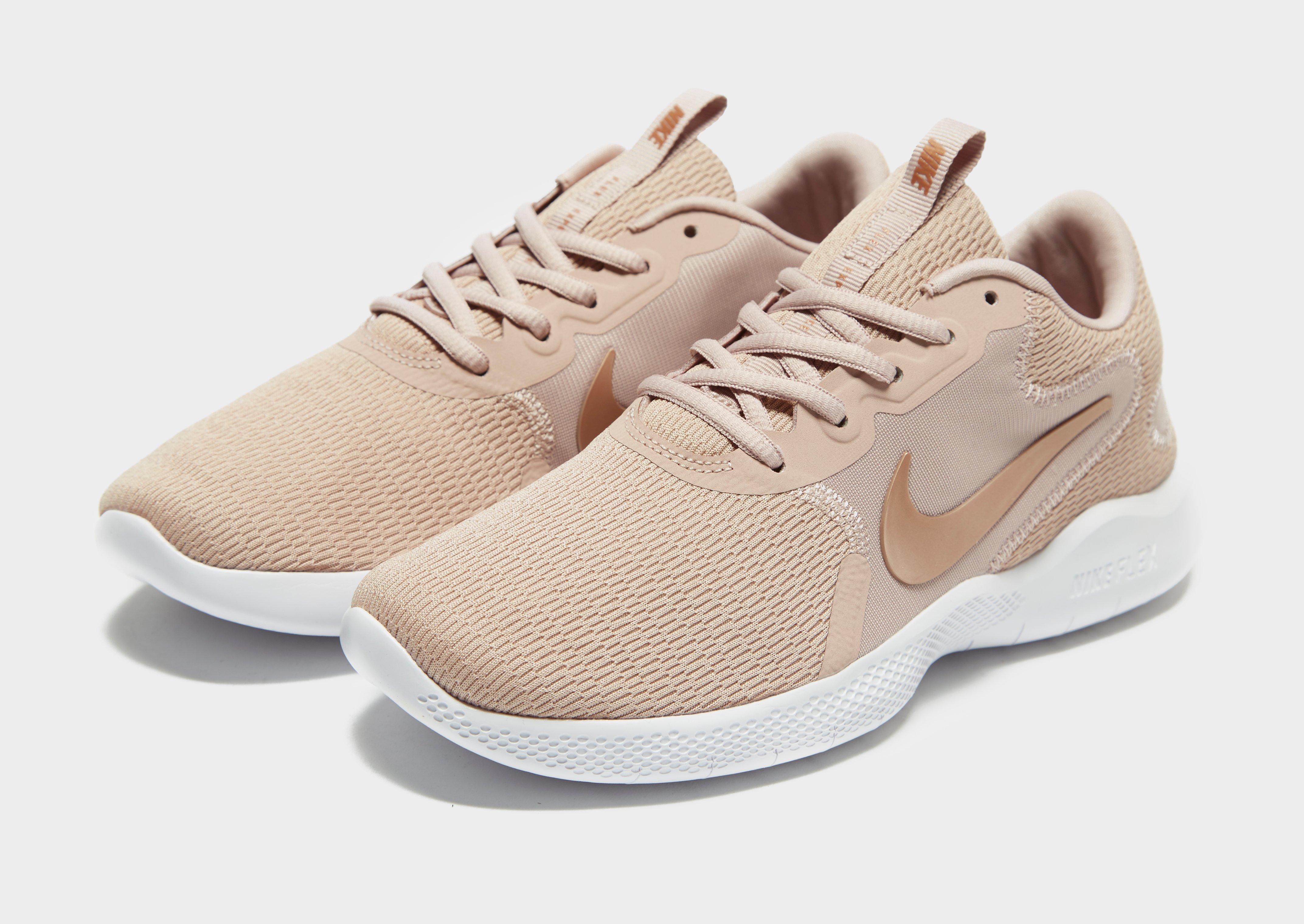 nike running beige