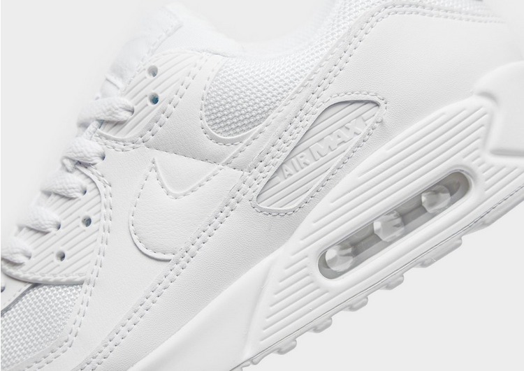Nike Air Max 90 in Nahaufnahme, Fokus auf Swoosh und Nike Air Max