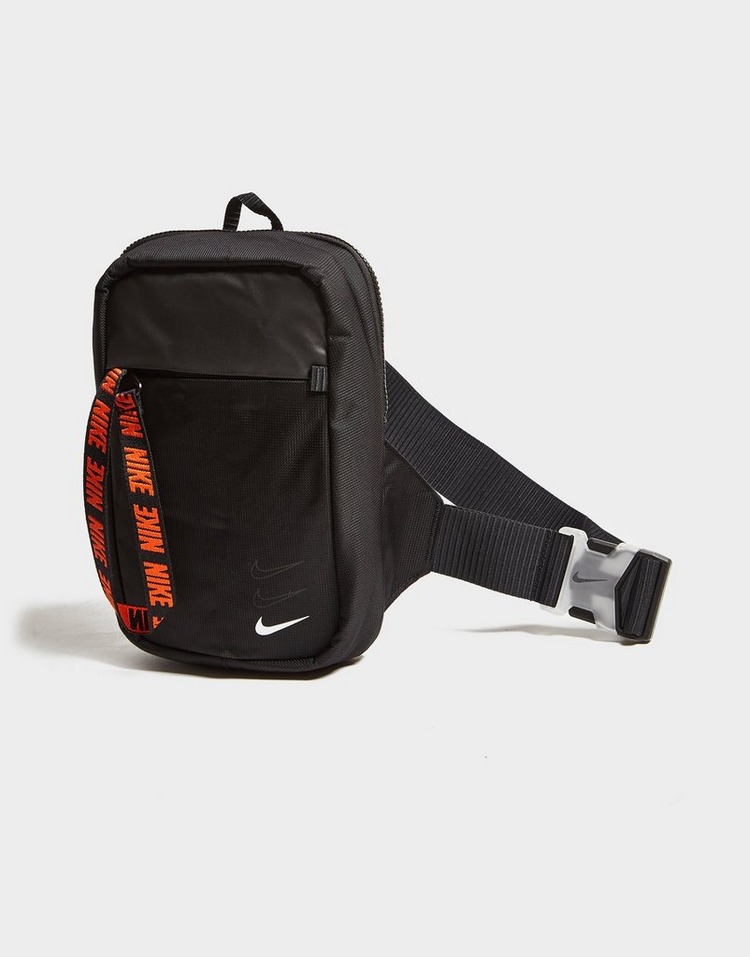 Acquista Nike Essential Strap Borsa in Nero JD Sports