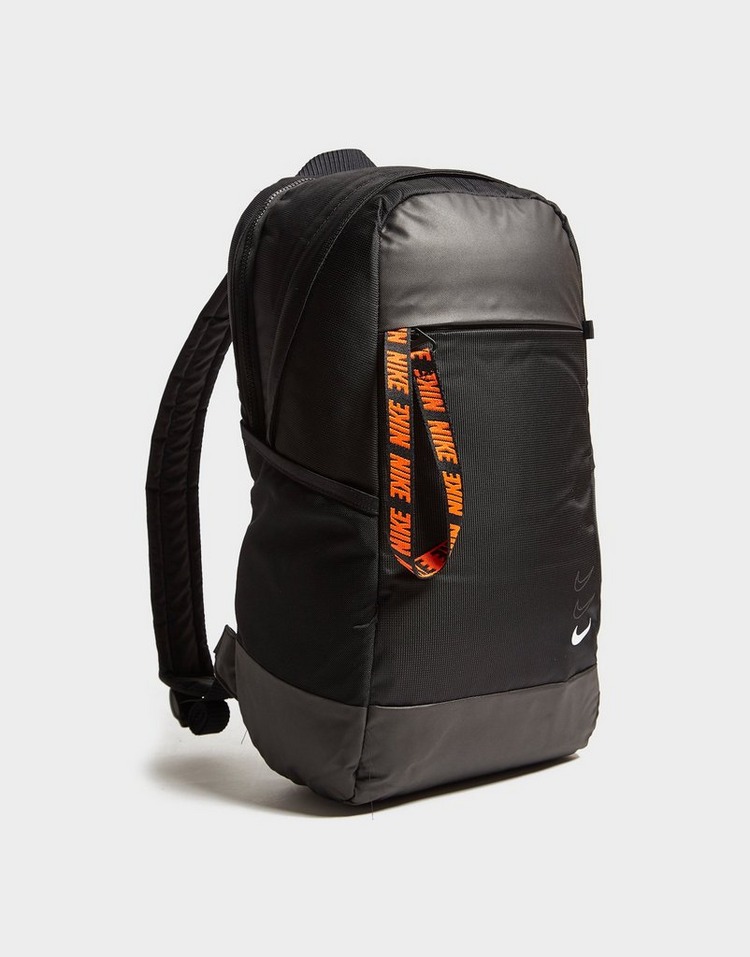 nike essential backpack