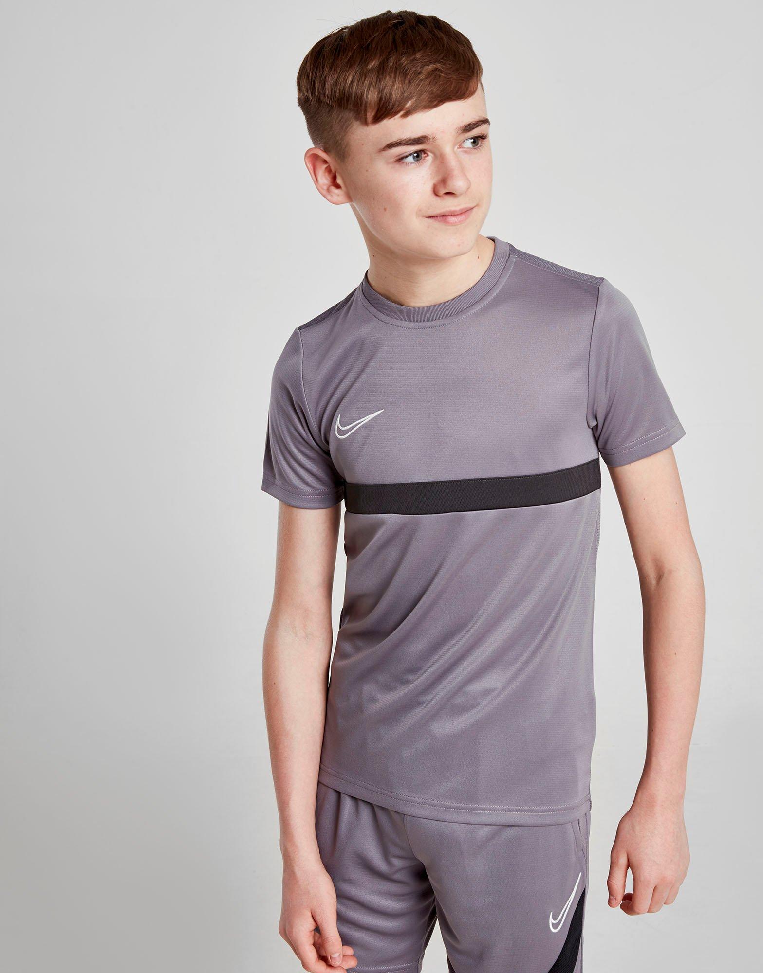 grey nike t shirt junior