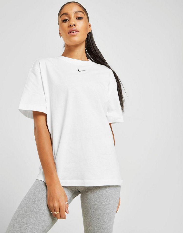 Acquista Nike Essential Logo Boyfriend TShirt in Bianco JD Sports