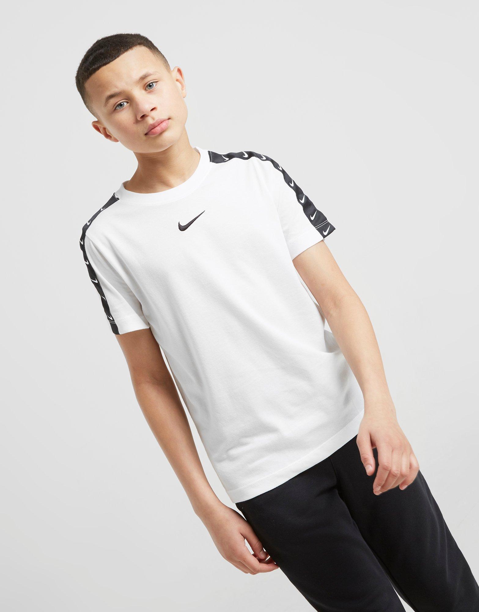 Compra Nike camiseta Swoosh Tape júnior en Blanco