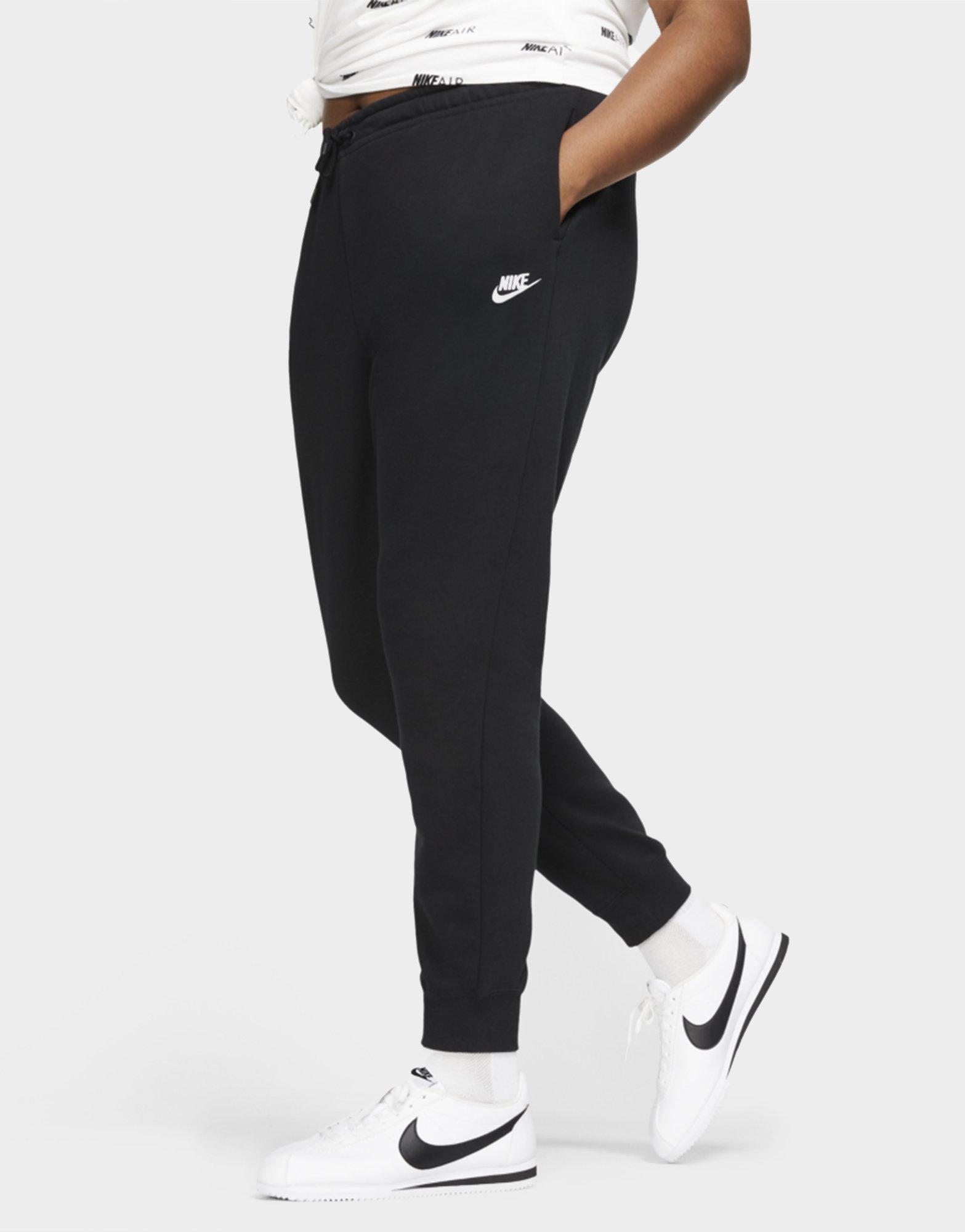 Compra Nike pantalón de chándal Essential tallas grandes en Negro