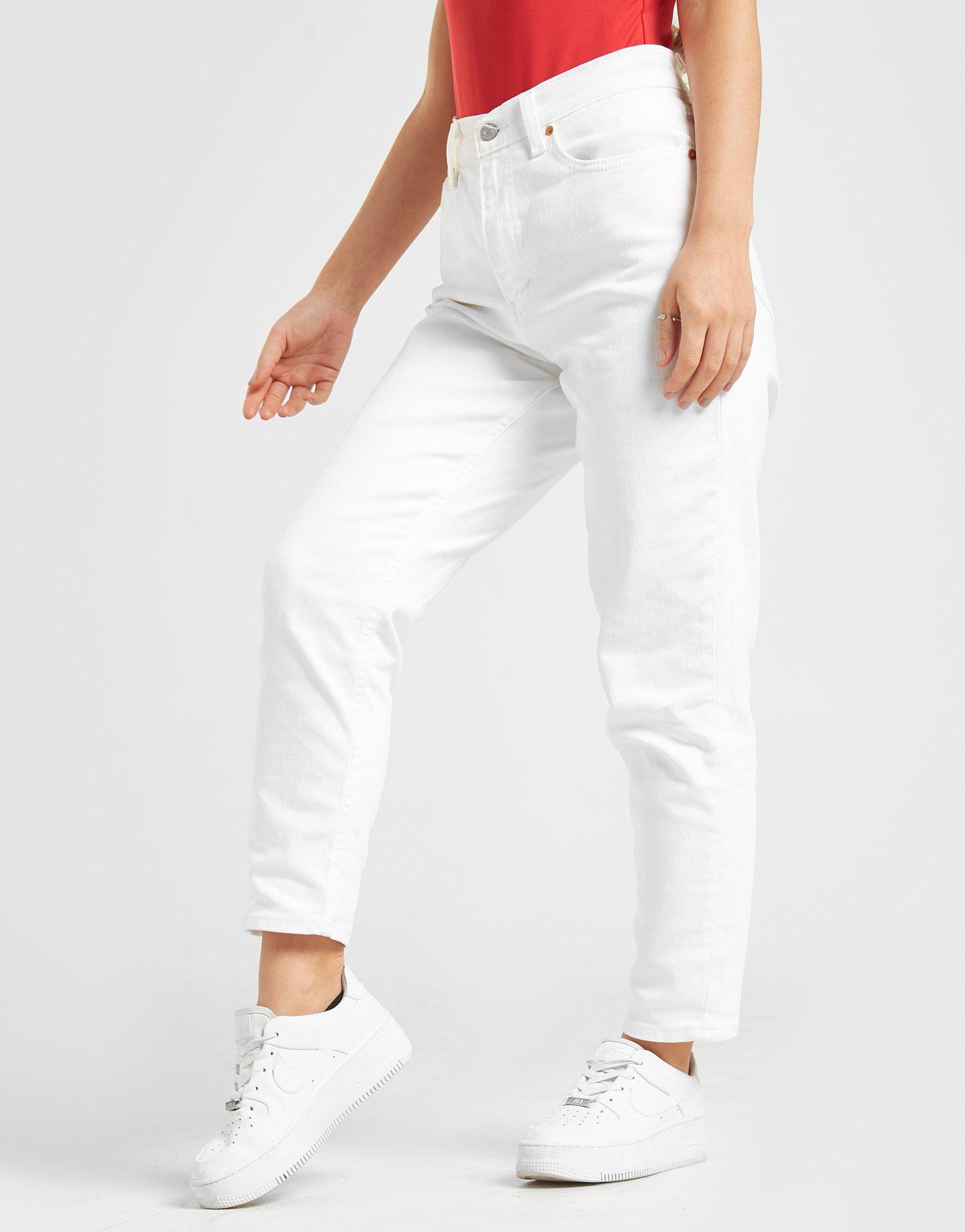 white levi mom jeans