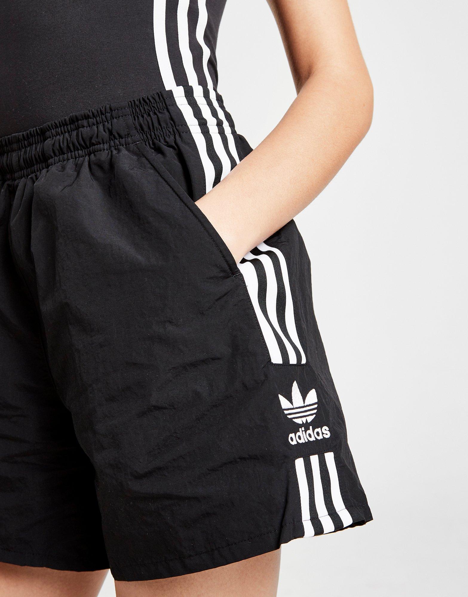 Compra adidas Originals pantalón corto Lock Up Woven en Negro