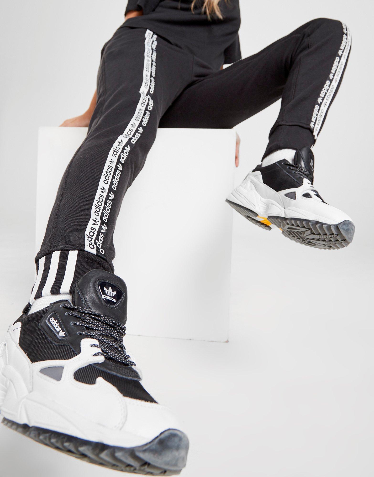 adidas pantaloni a zampa