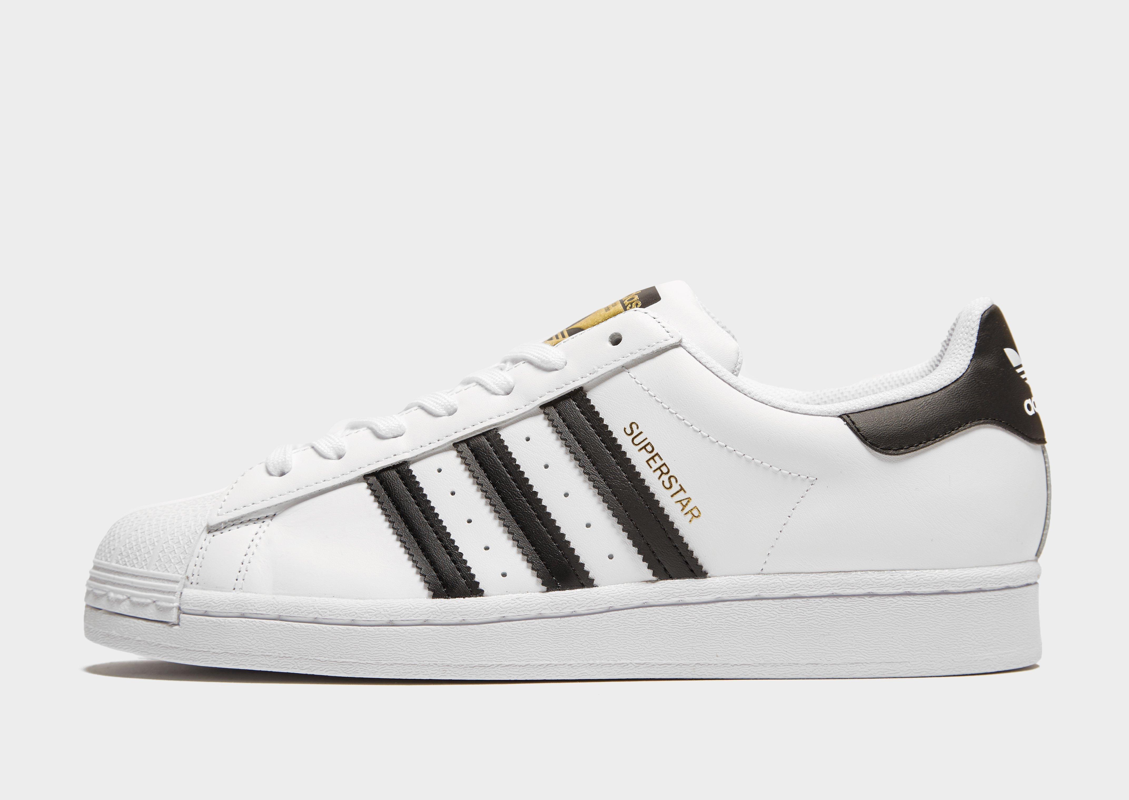 Come calzano shop le adidas superstar