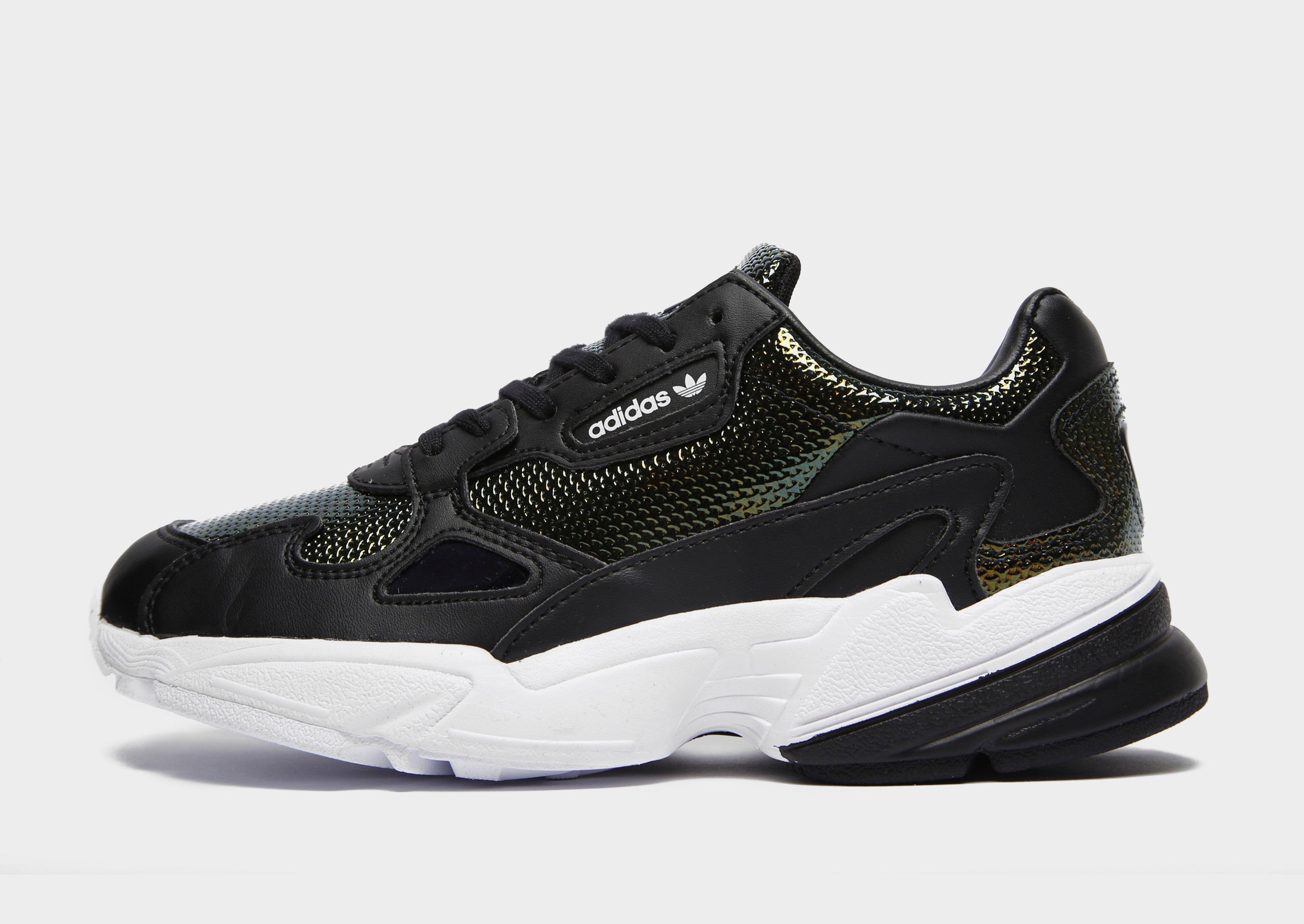 Compra adidas Originals Falcon para mujer en Negro