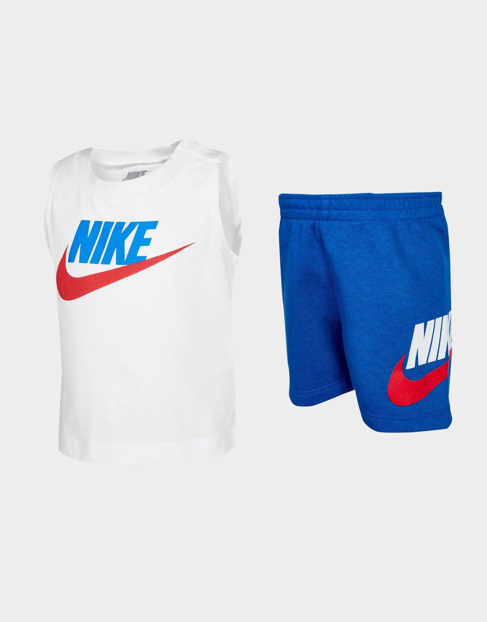 Compra Nike conjunto Futura camiseta/pantalón corto para bebé en Blanco