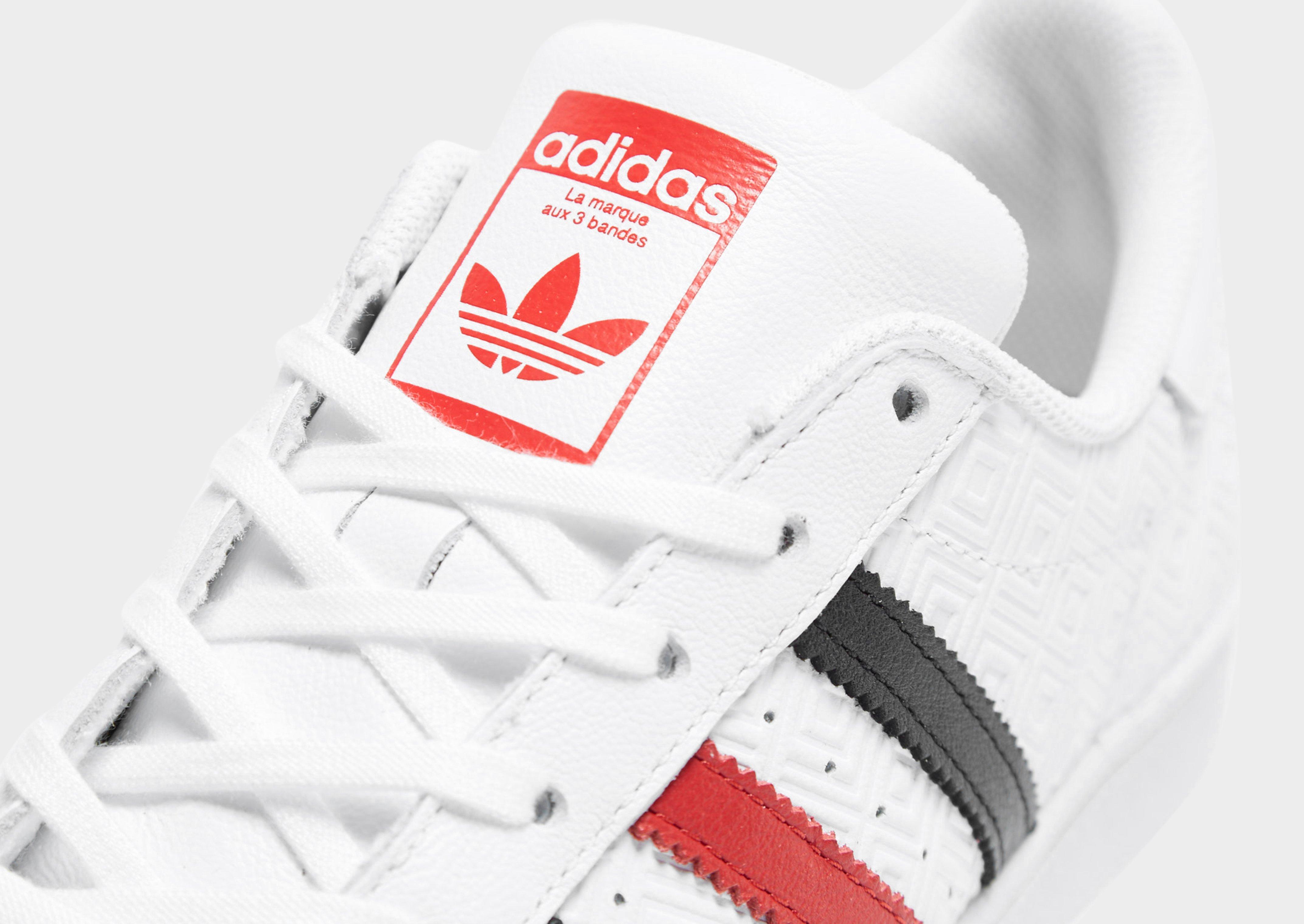 la marque aux 3 bandes adidas superstar