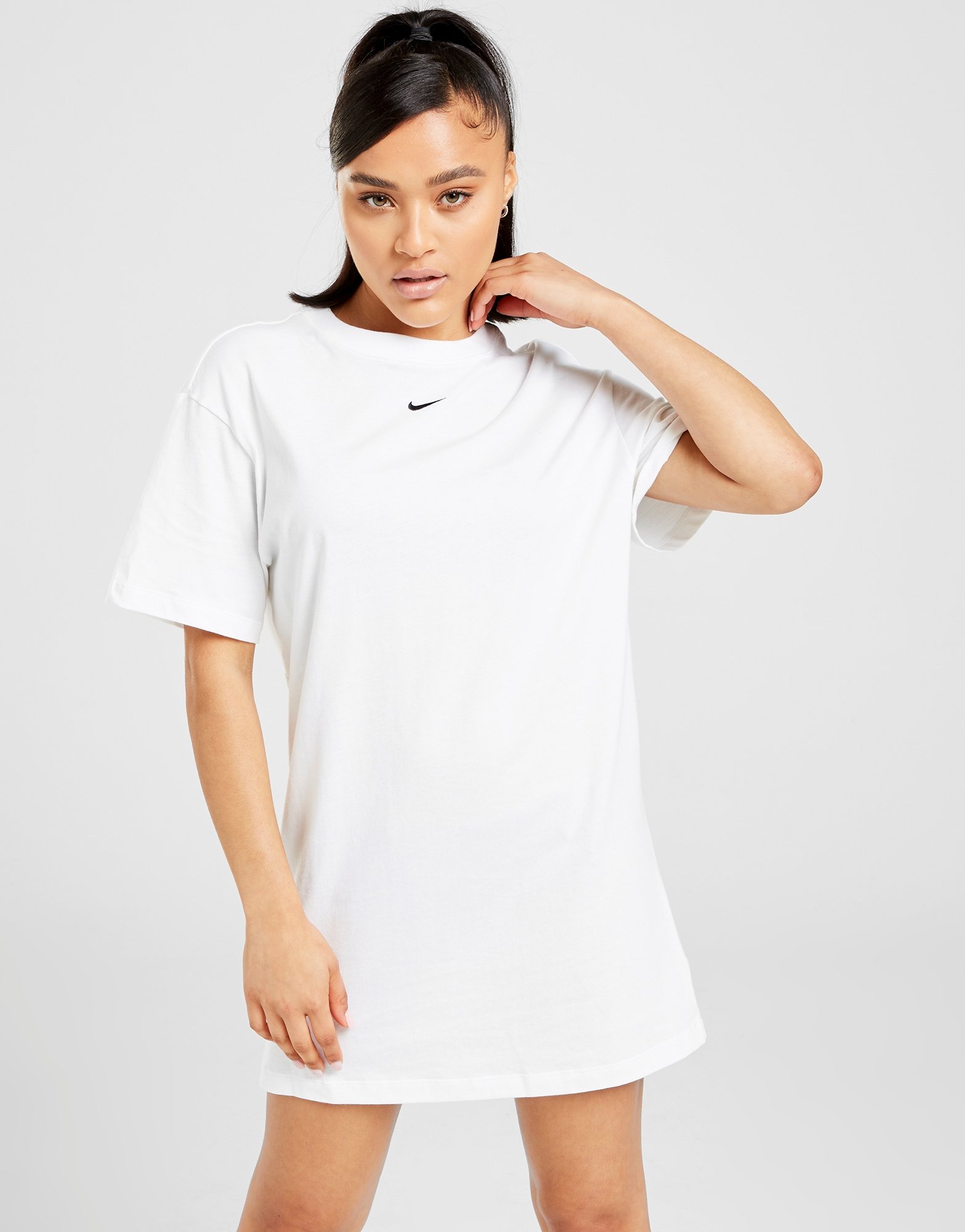 Met pensioen gaan bewijs goedkeuren White Nike Essential T-Shirt Dress | JD Sports Global