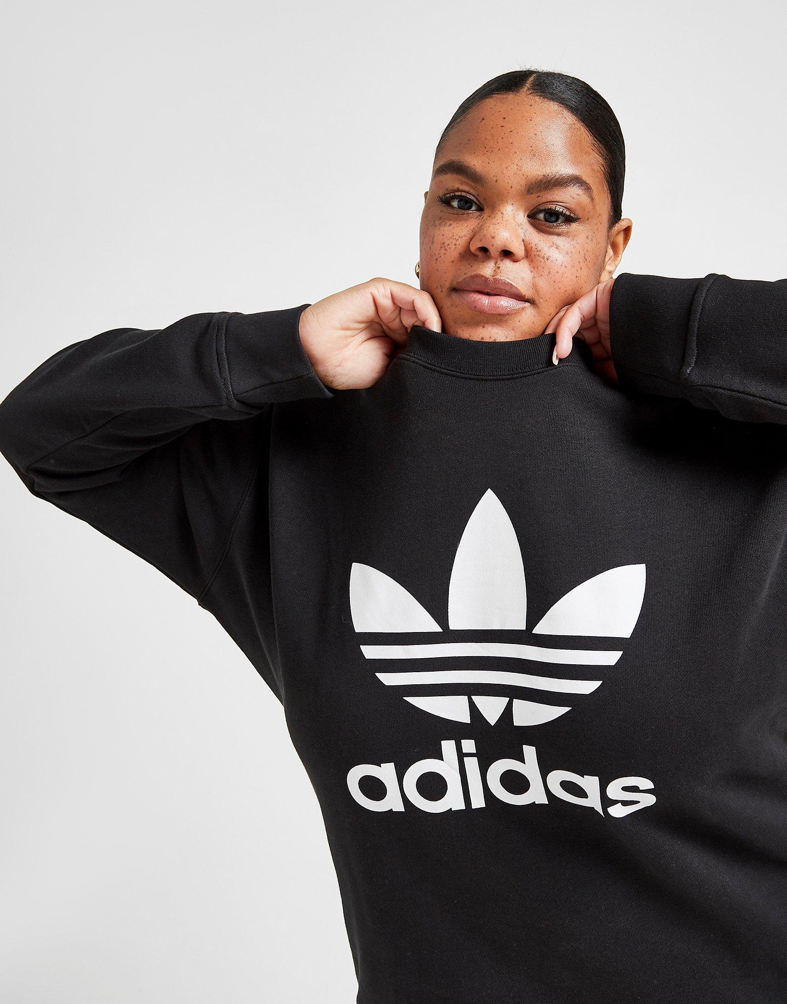 Shoppa adidas Originals Trefoil Plus Size Crew Sweatshirt Dam i en Svart  färg