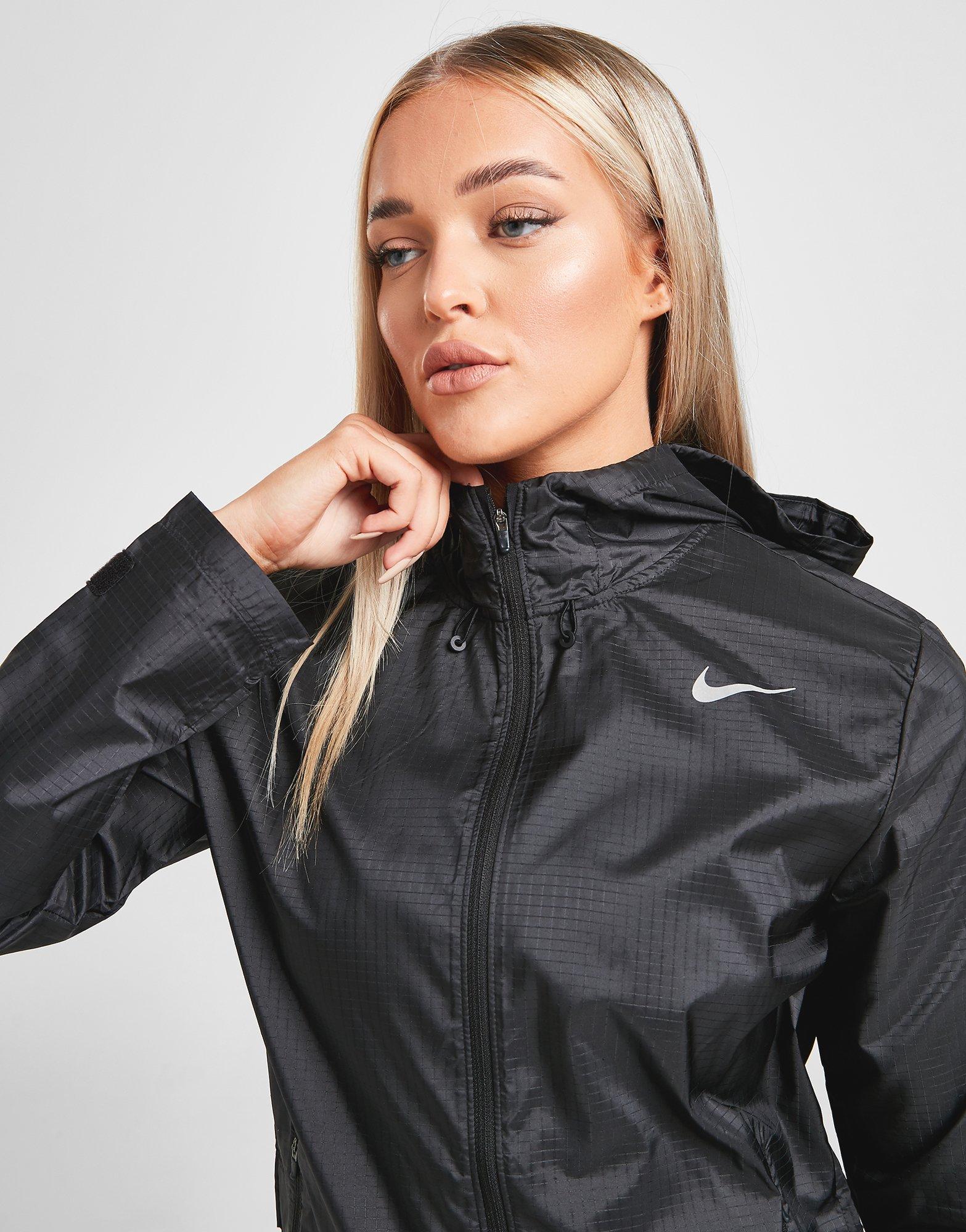 Derribar Optimista Túnica Nike chaqueta Run Essential en Negro | JD Sports España