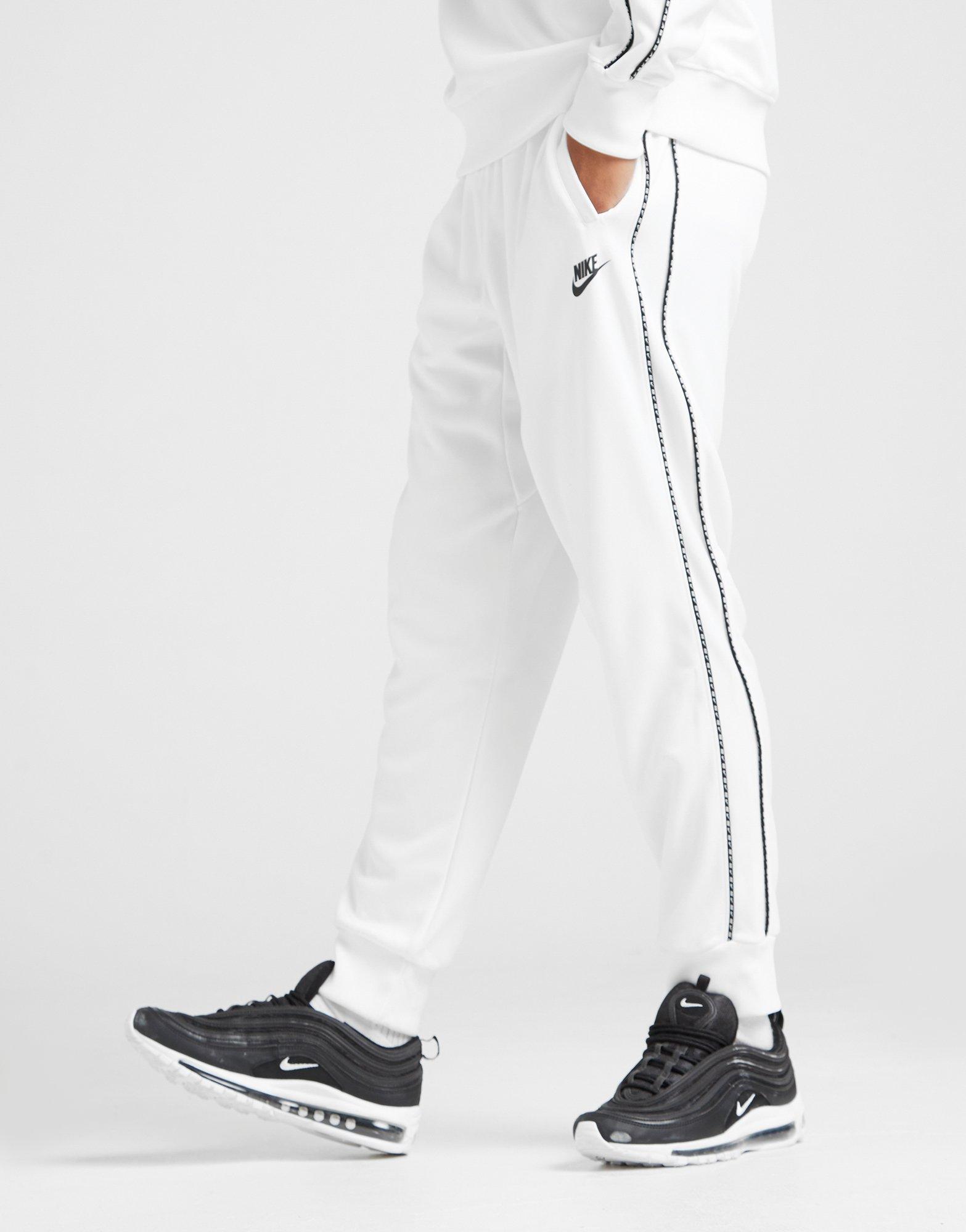 nike repeat logo