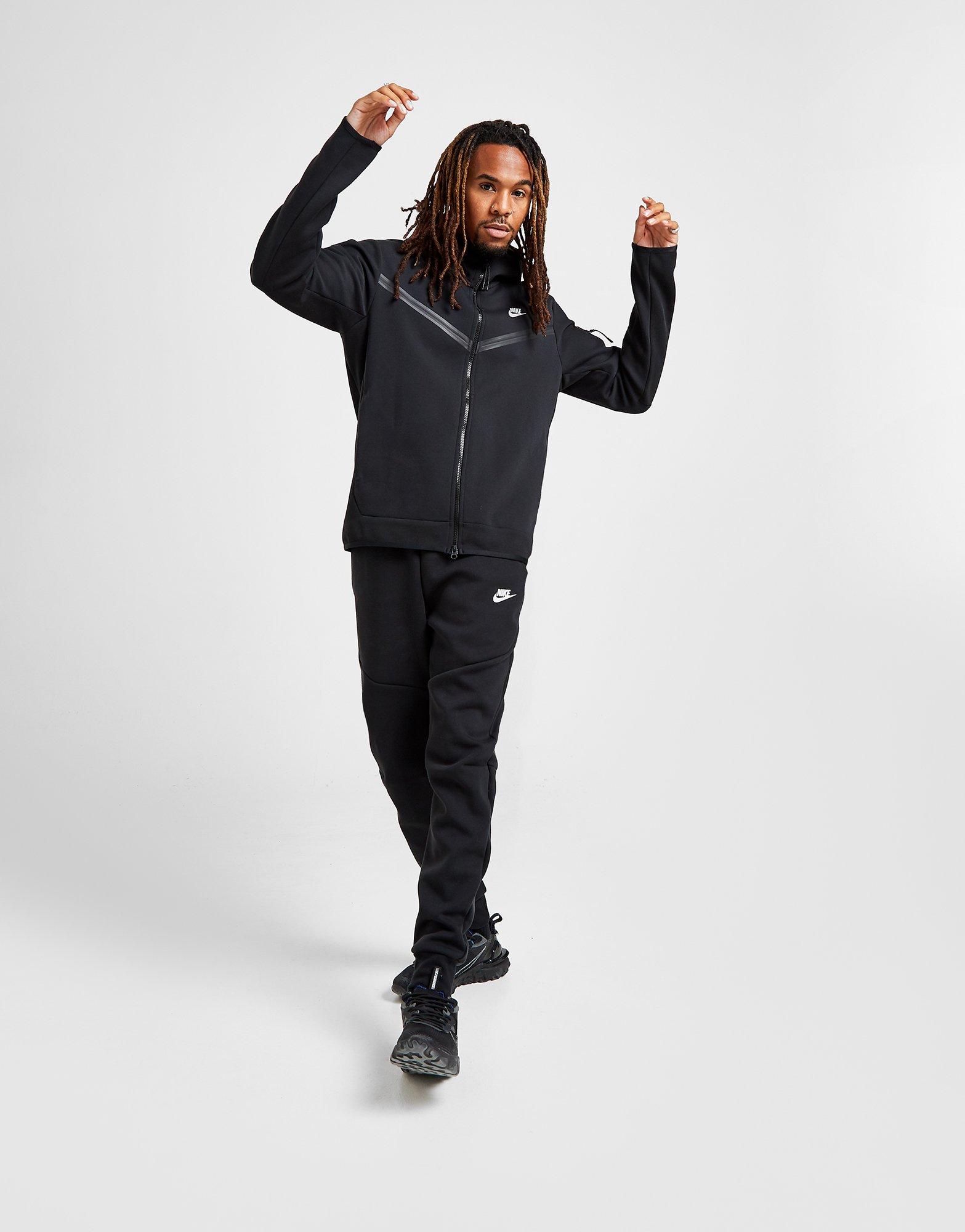 Compra Nike pantalón de chándal Tech en Negro