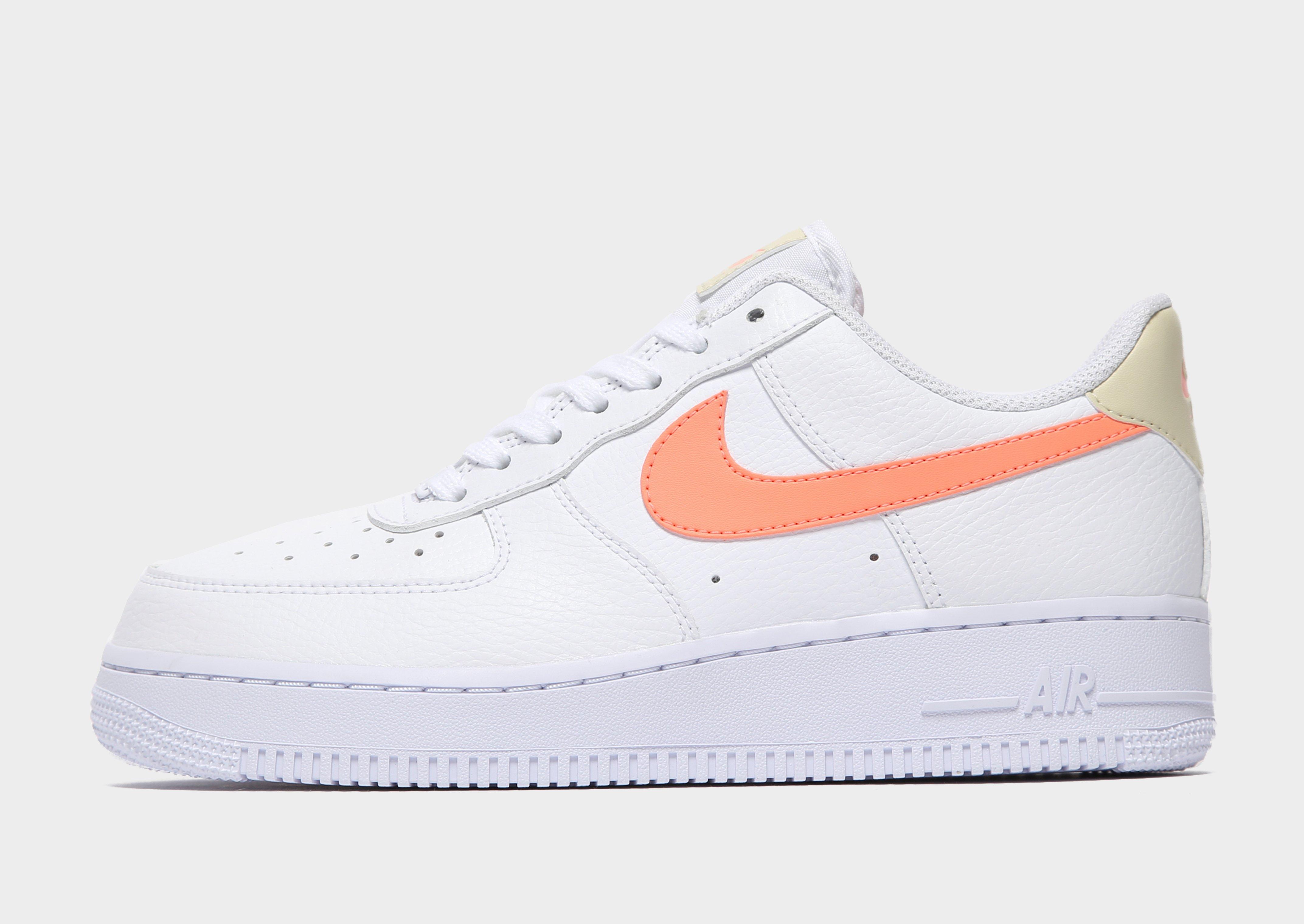 Acquista Nike Air Force 1 '07 LV8 Donna in Bianco