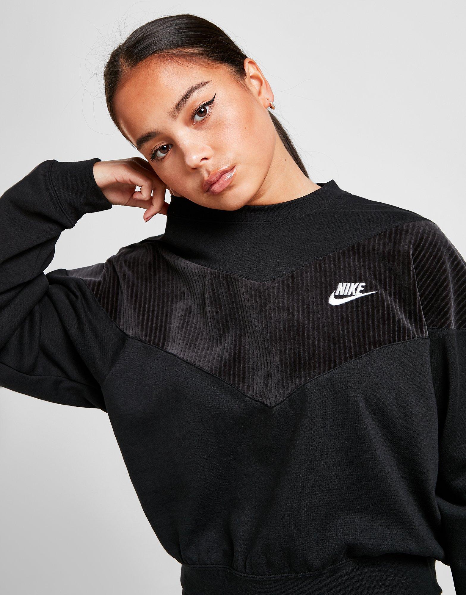 nike heritage crew neck sweat in black