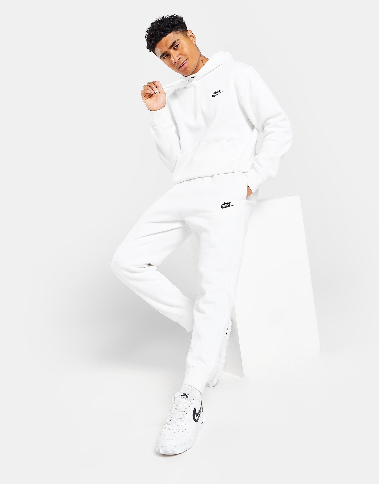 nike essential jogger près du corps en polaire blanc cassé