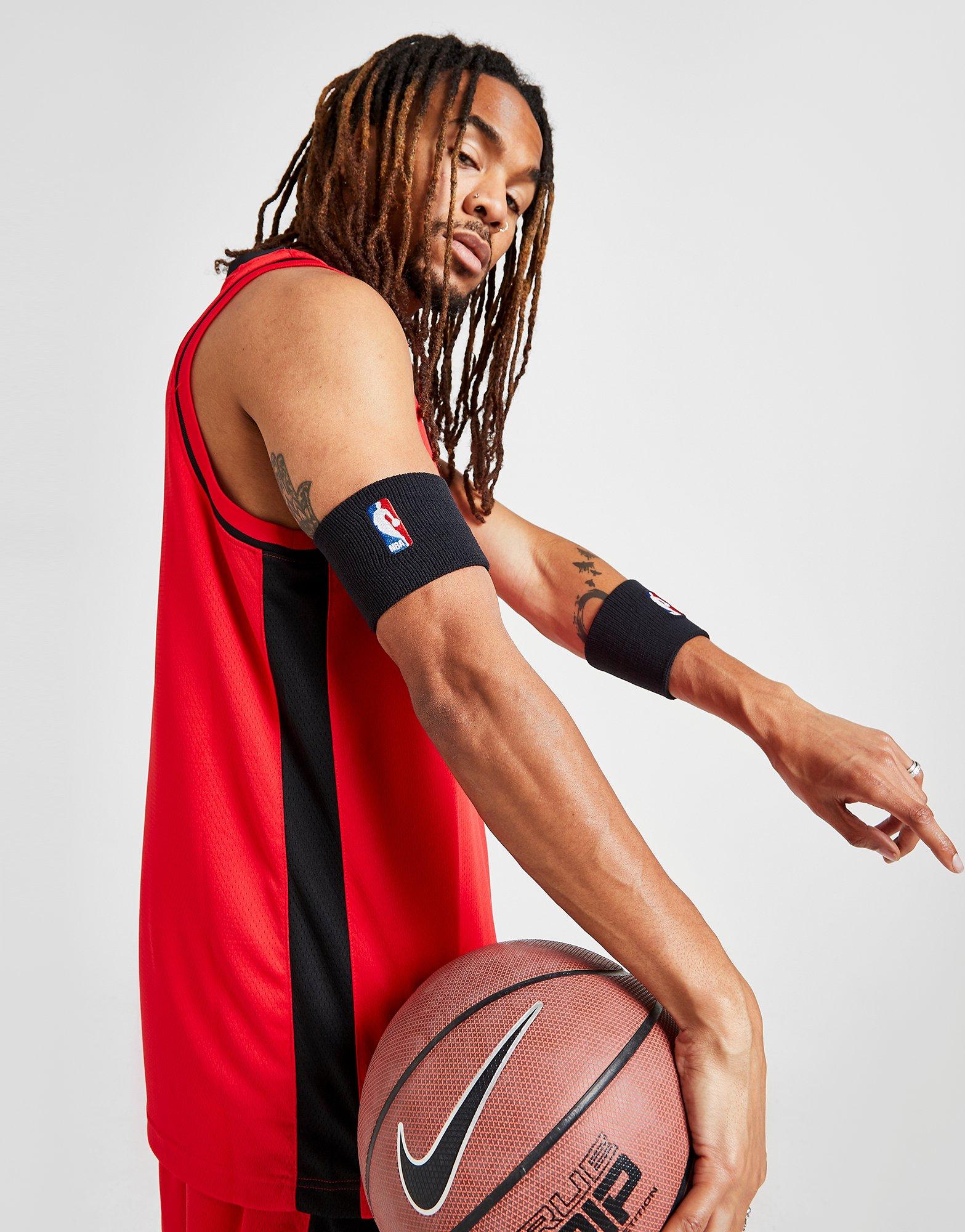 León arroz Lógico Nike muñequeras NBA en Negro | JD Sports España