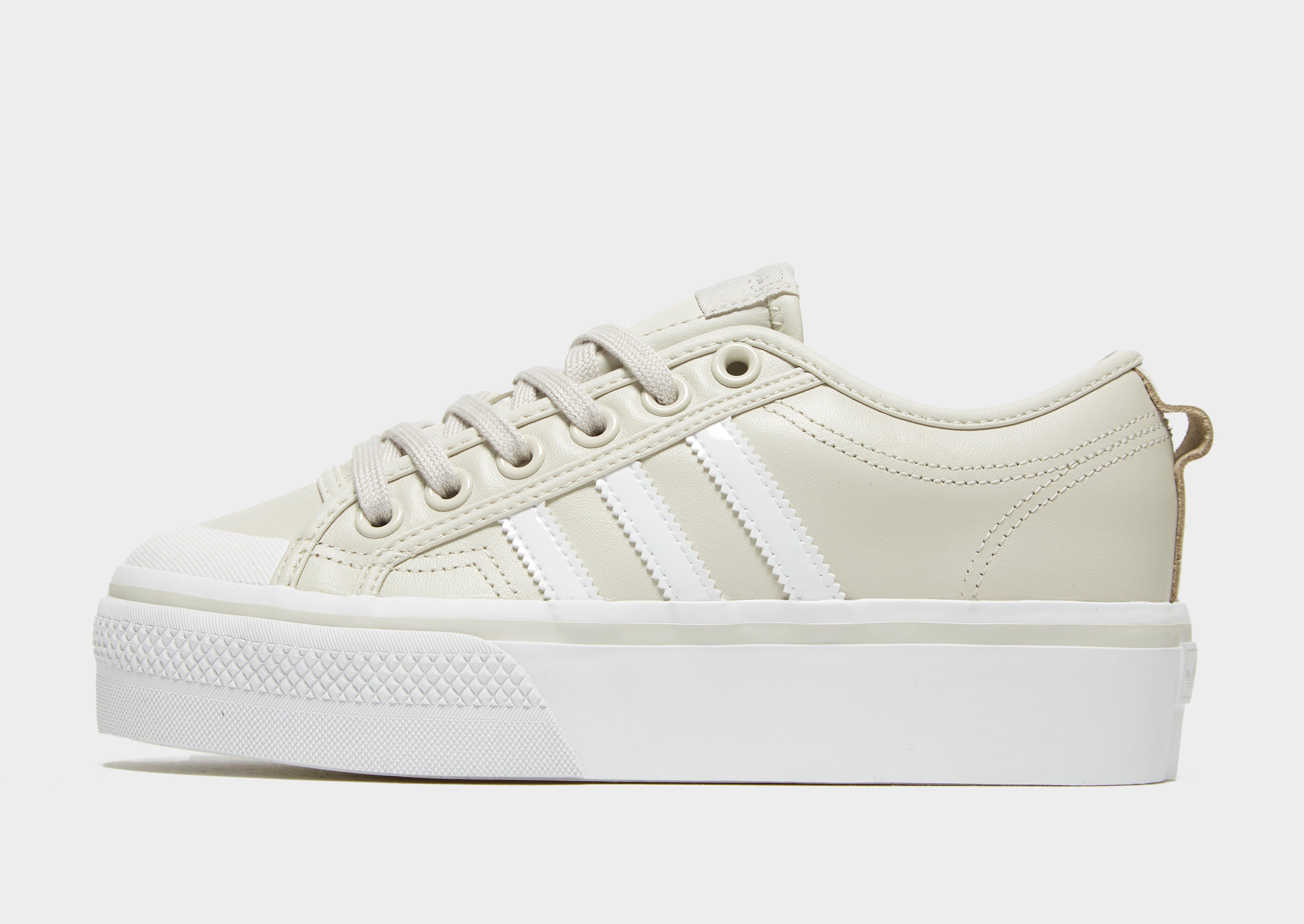 Compra adidas Originals Nizza Platform para mujer en Beige