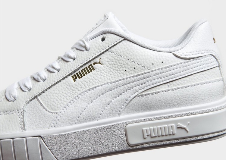 PUMA Cali Star in Weiß mit Fokus auf Logo in Gold