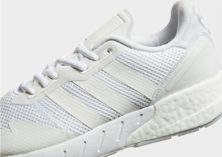 Nahaufnahme adidas Originals ZX mit Fokus auf 3-Streifen Logo