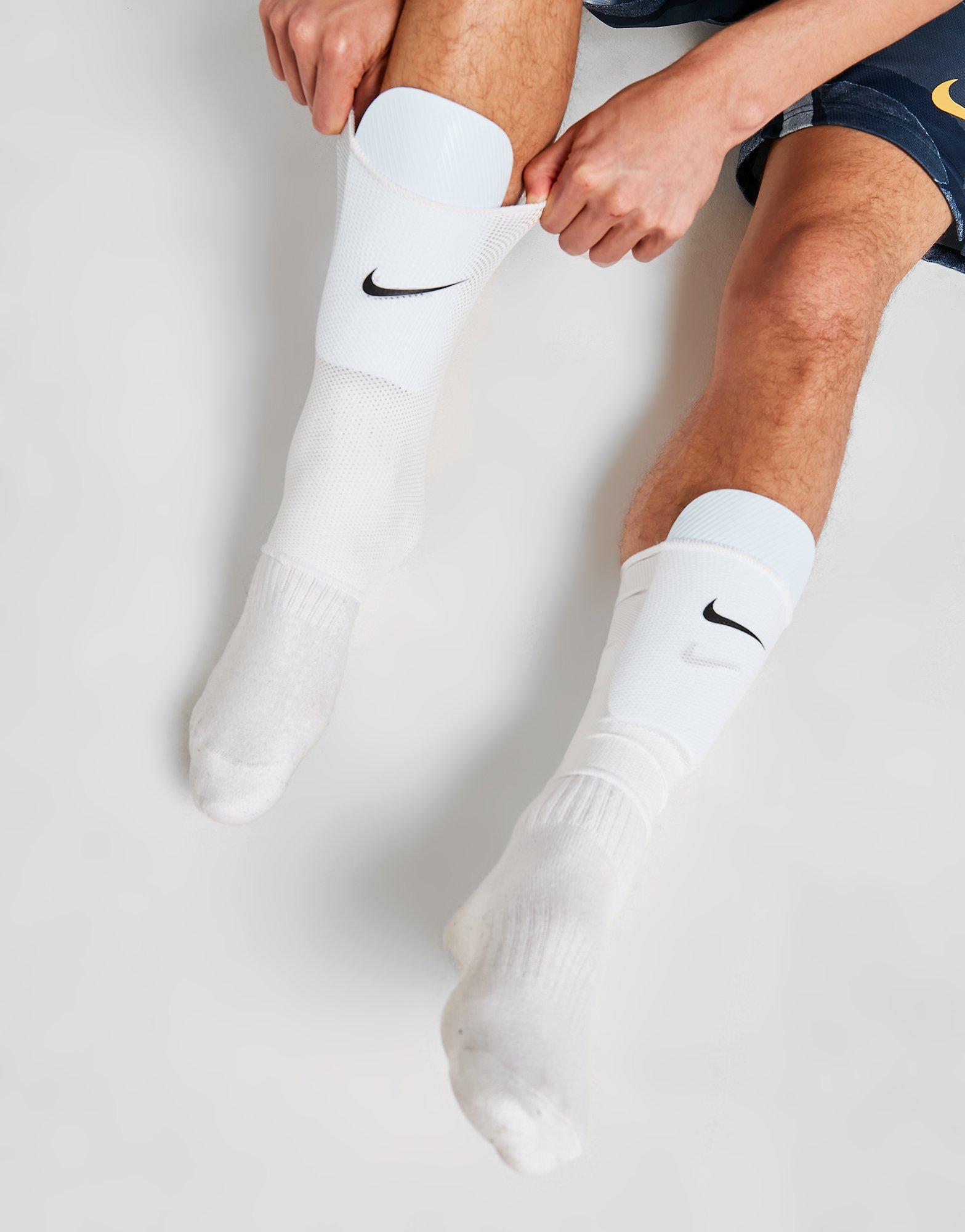 Nike Guard Lock Soccer Guard Sleeves (1 Pair).