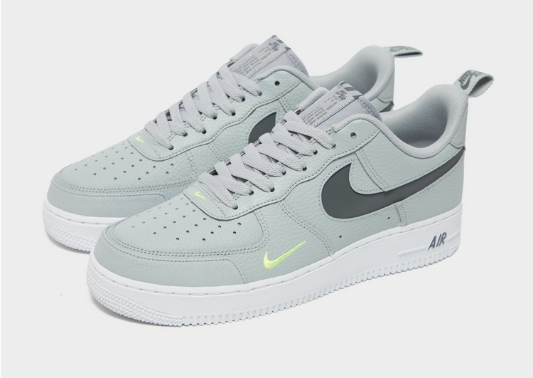 Shoppa Nike Air Force 1 '07 LV8 i en Grå färg