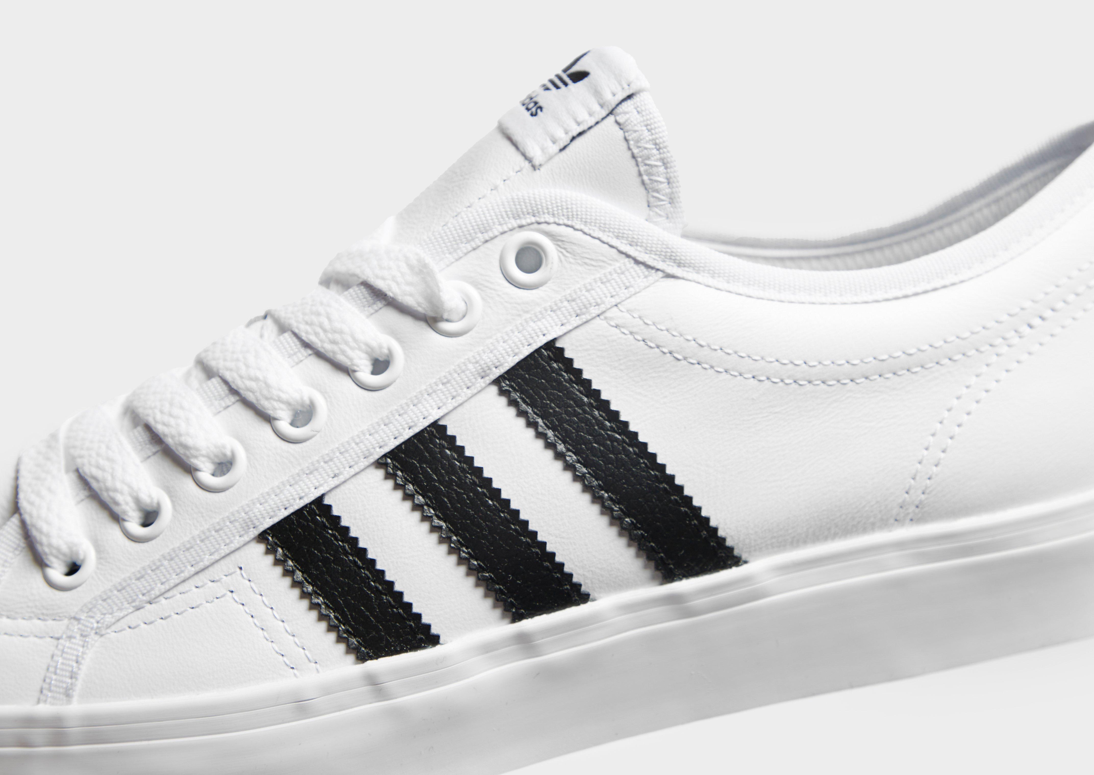 white adidas nizza low