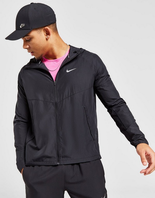 Cette veste de running Nike permet de faire du sport sans