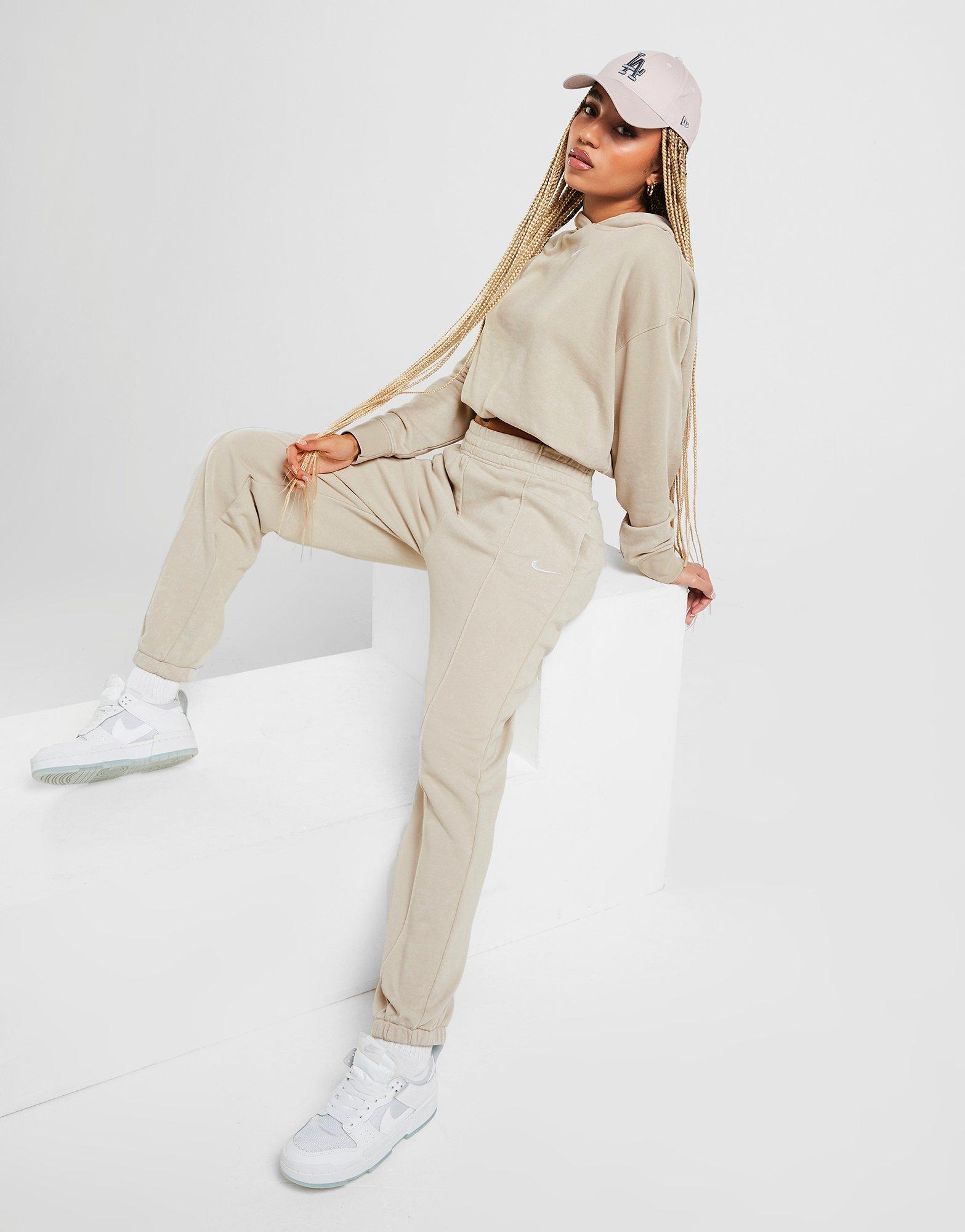 chandal beige nike