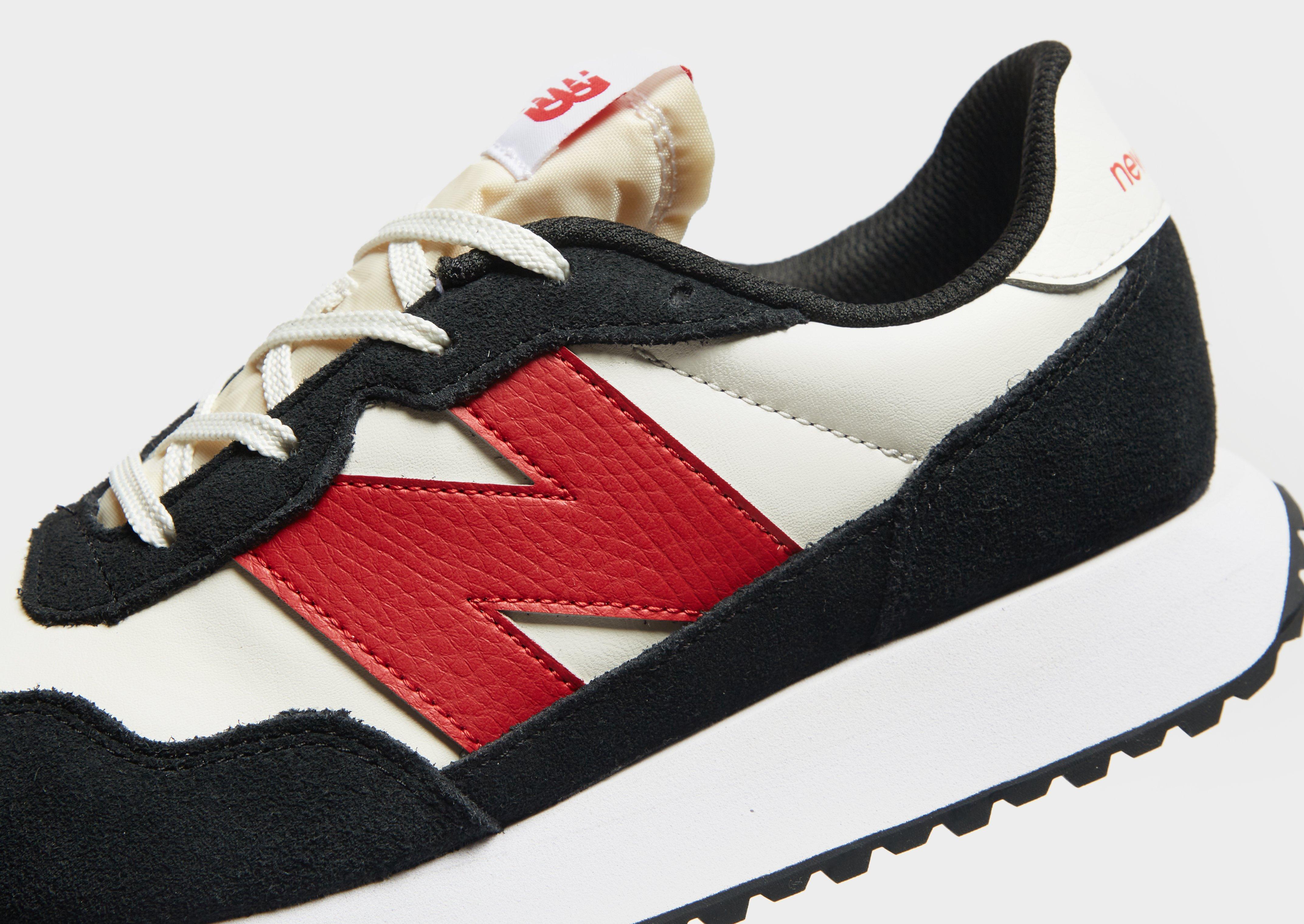 New Balance 237 in Schwarz, Weiß und rotem Logo