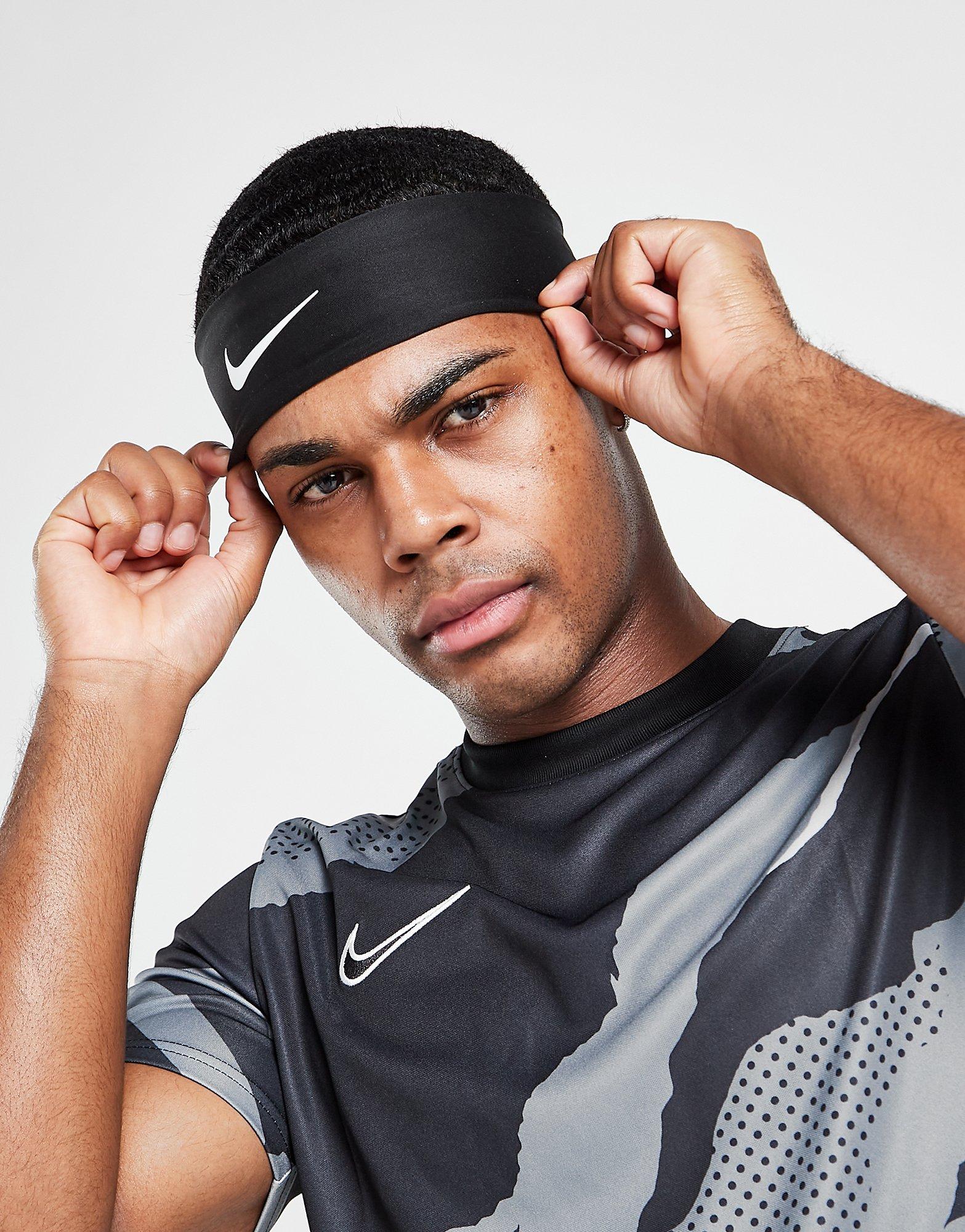 Un Homme Avec Un Bandeau Noir Et Un Bandeau Noir Joue Au Basket