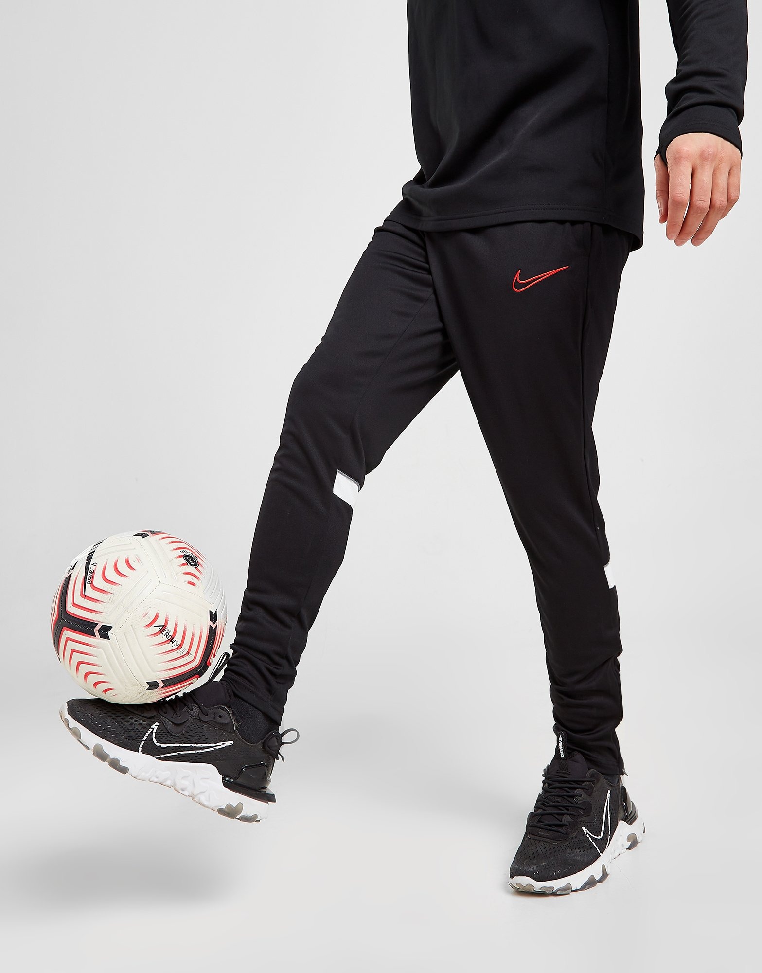 Polvo Ingenieros matrimonio Nike pantalón de chándal Academy Essential en Negro | JD Sports España